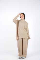 Daily Set Beige Simplify Crafted for comfort and ease, this set features a relaxed fit and soft, breathable fabric, making it perfect for any day.