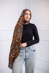 The Liney Cotton Modal Scarf is perfect for all your hangouts, featuring a sleek striped design for a effortlessly chic look.