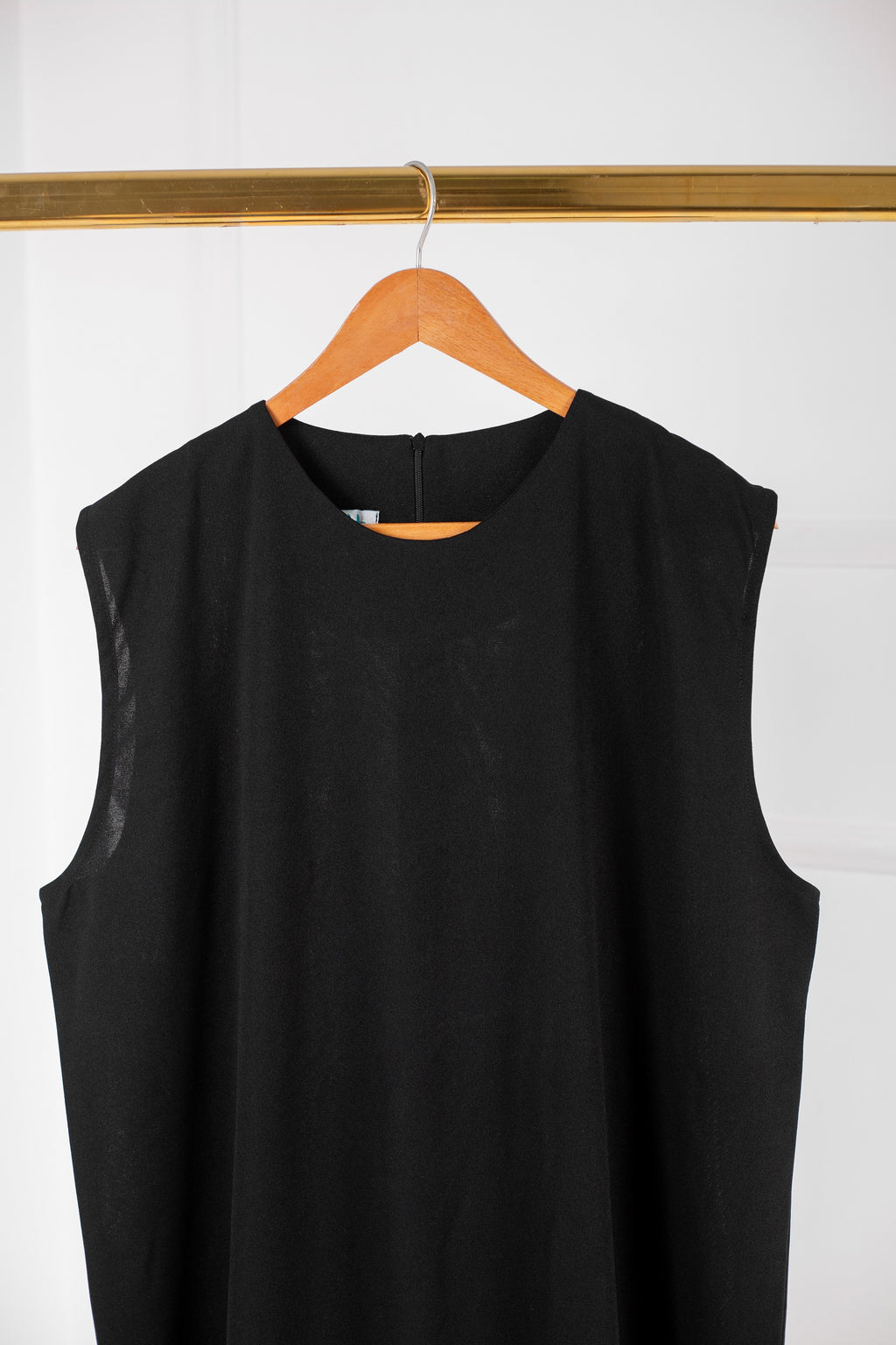 Basic Dress Black 2 is the perfect mix of comfort and ease. Made from breathable linen fabric, it drapes nicely for a relaxed yet stylish look