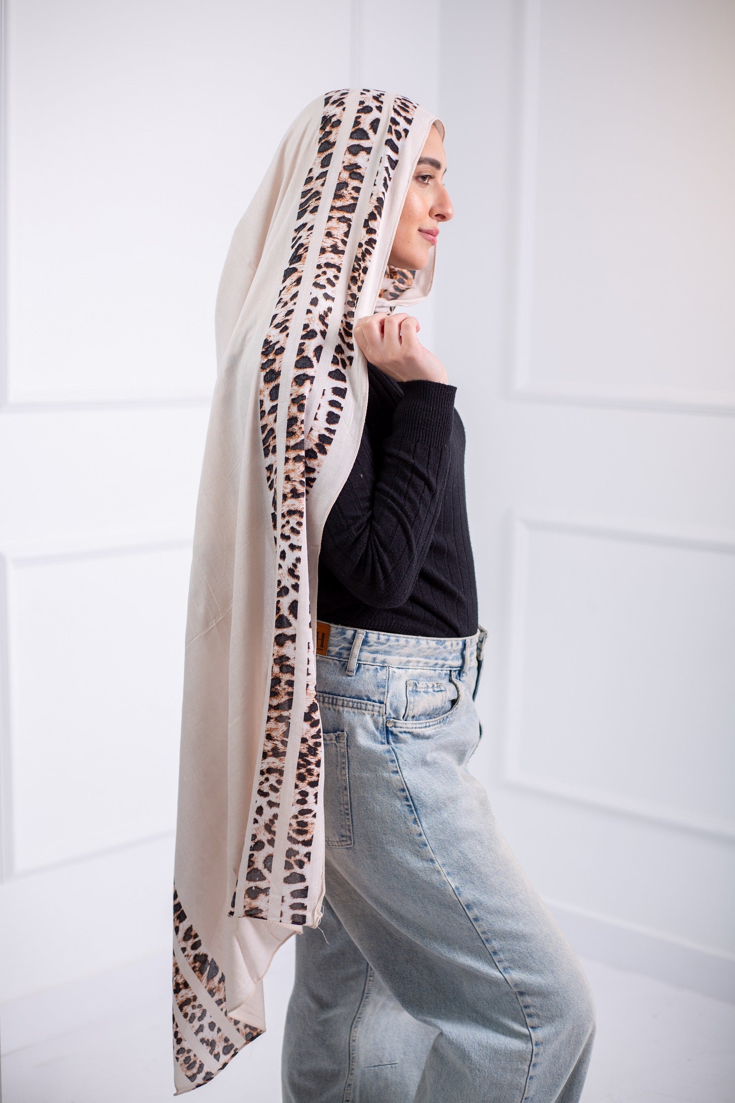 The Printed Cotton Modal Scarf is perfect for all your hangouts, featuring an amazing printed design3