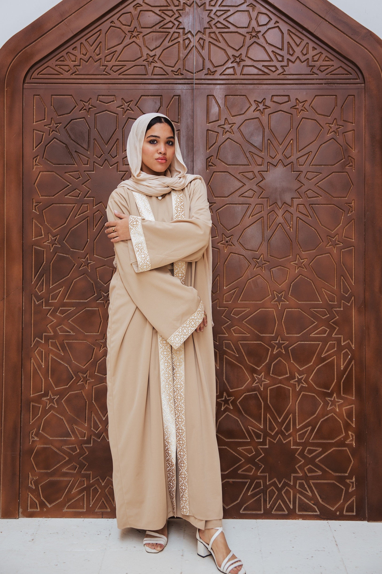 Horya Kaftan Beige Crafted from scuba fabric, its flowing design drapes beautifully, while the belt adds definition, creating a timeless and feminine silhouette.