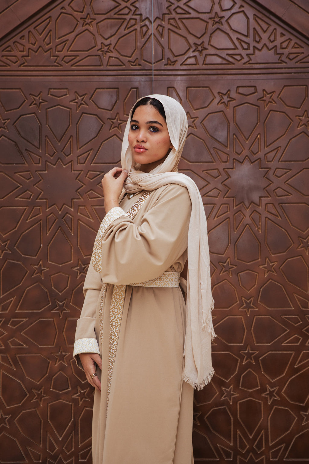 Horya Kaftan Beige Crafted from scuba fabric, its flowing design drapes beautifully, while the belt adds definition, creating a timeless and feminine silhouette.