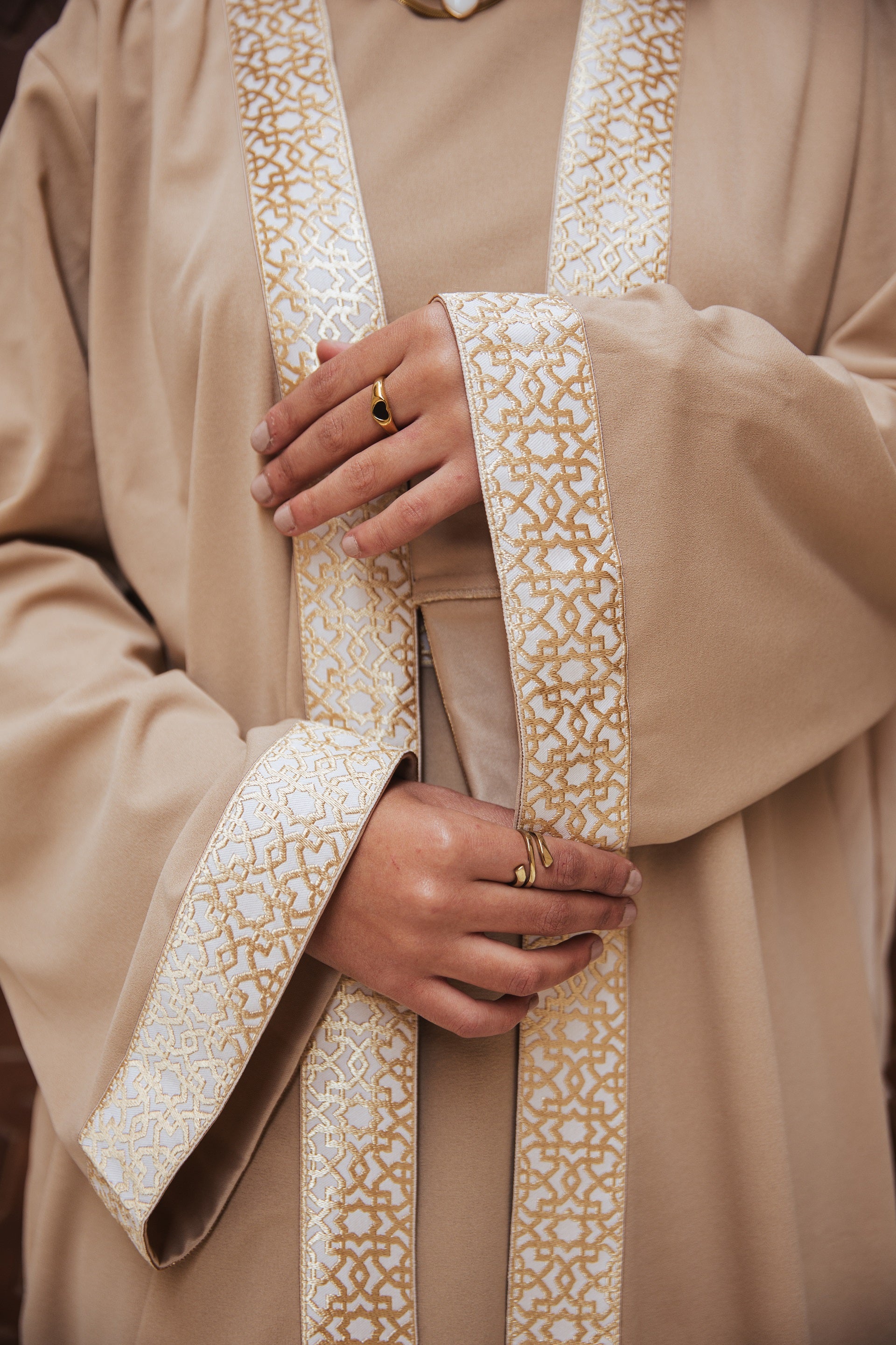 Horya Kaftan Beige Crafted from scuba fabric, its flowing design drapes beautifully, while the belt adds definition, creating a timeless and feminine silhouette.