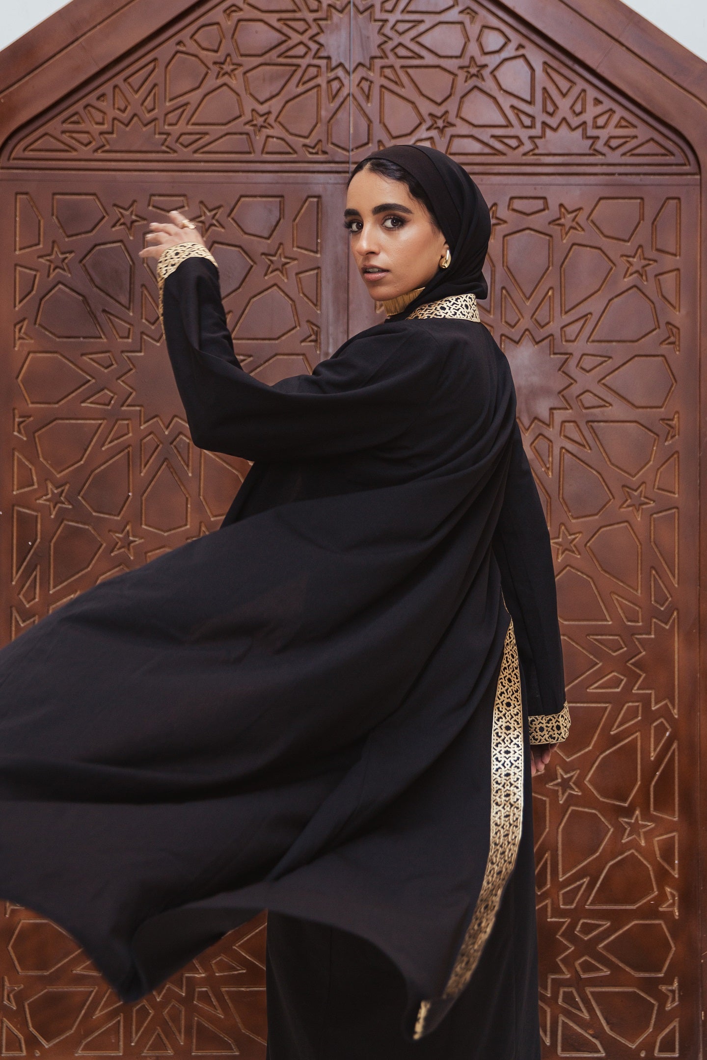 Horya Kaftan Black Crafted from scuba fabric, its flowing design drapes beautifully, while the belt adds definition, creating a timeless and feminine silhouette.