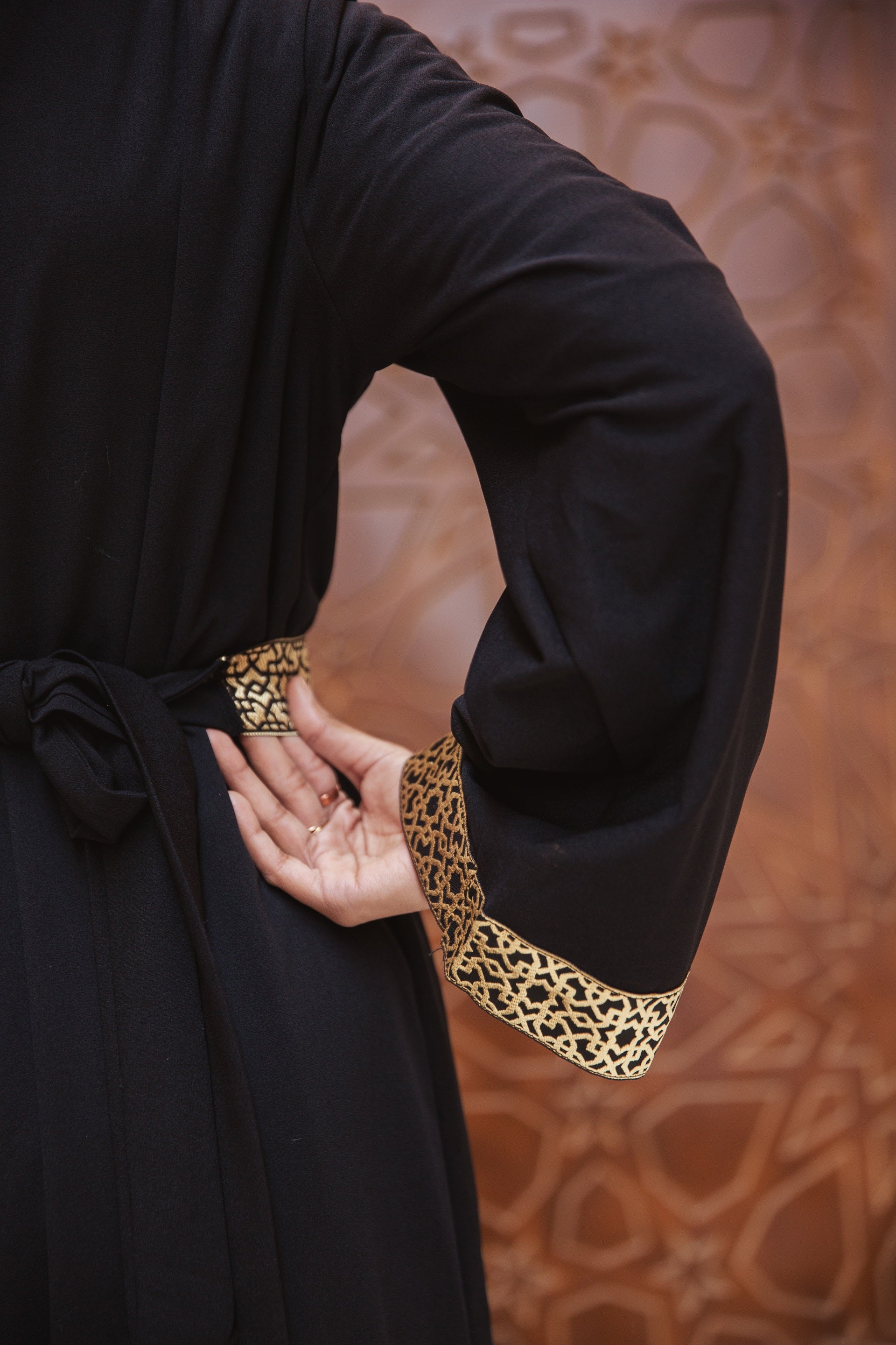 Horya Kaftan Black Crafted from scuba fabric, its flowing design drapes beautifully, while the belt adds definition, creating a timeless and feminine silhouette.