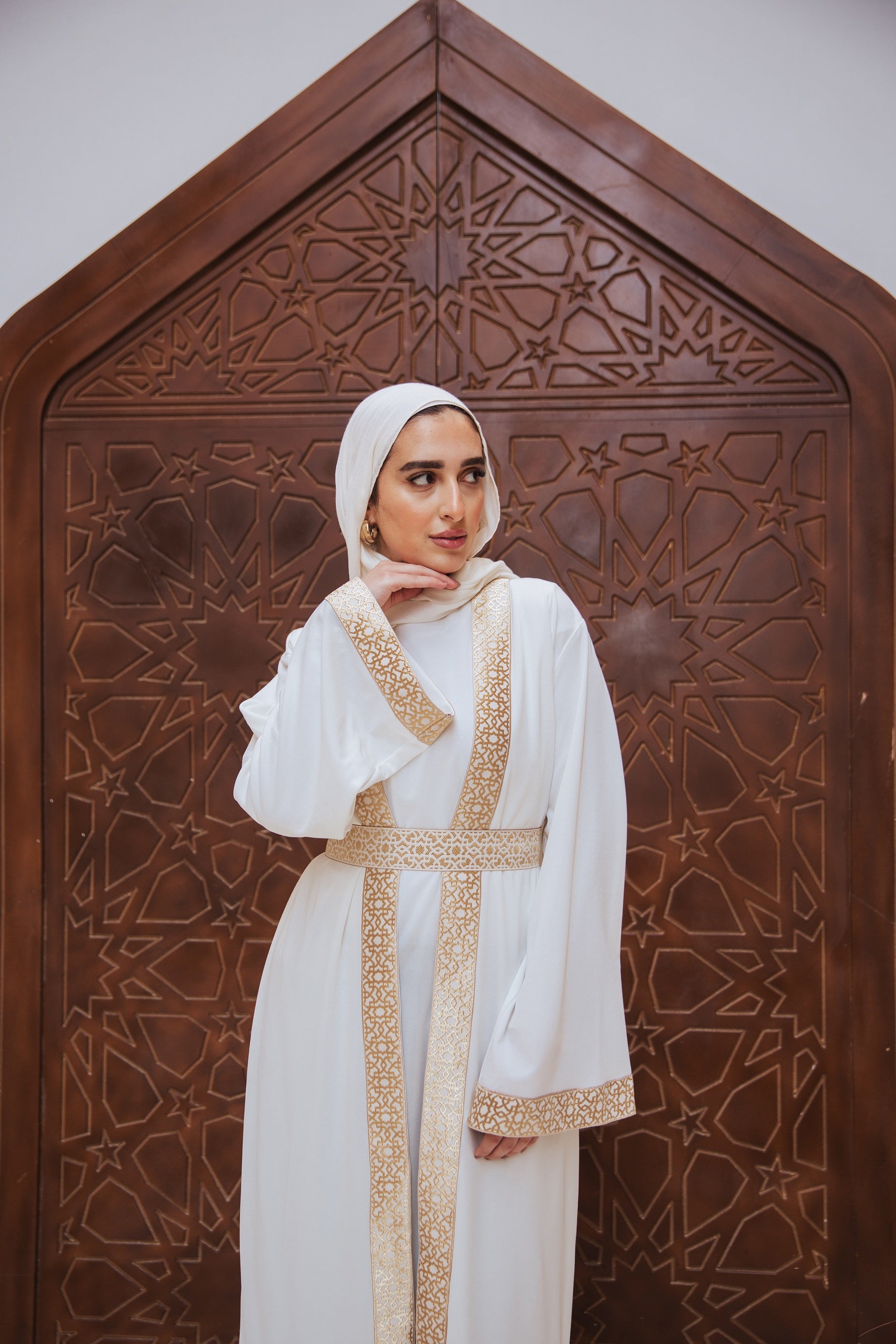 Horya Kaftan white Crafted from scuba fabric, its flowing design drapes beautifully, while the belt adds definition, creating a timeless and feminine silhouette.