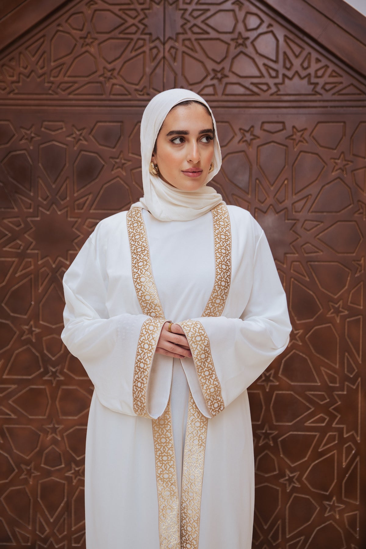 Horya Kaftan white Crafted from scuba fabric, its flowing design drapes beautifully, while the belt adds definition, creating a timeless and feminine silhouette.