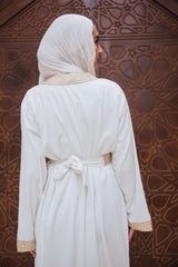 Horya Kaftan white Crafted from scuba fabric, its flowing design drapes beautifully, while the belt adds definition, creating a timeless and feminine silhouette.