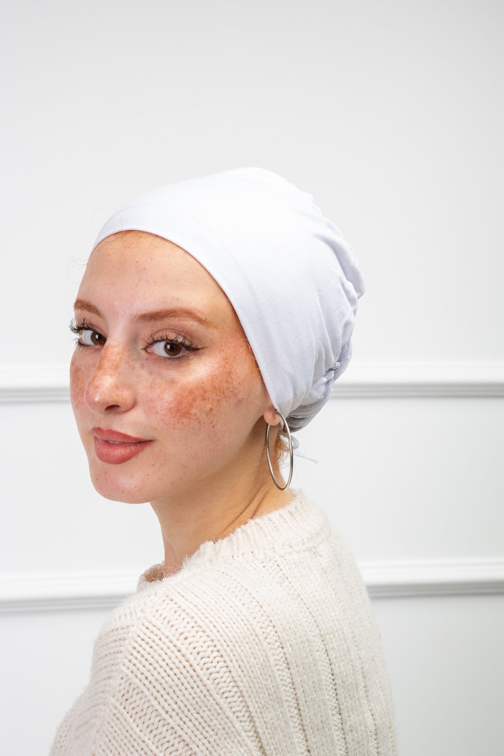 Bonnet with Tulle from Velda Store featuring soft fabric and elegant tulle detail