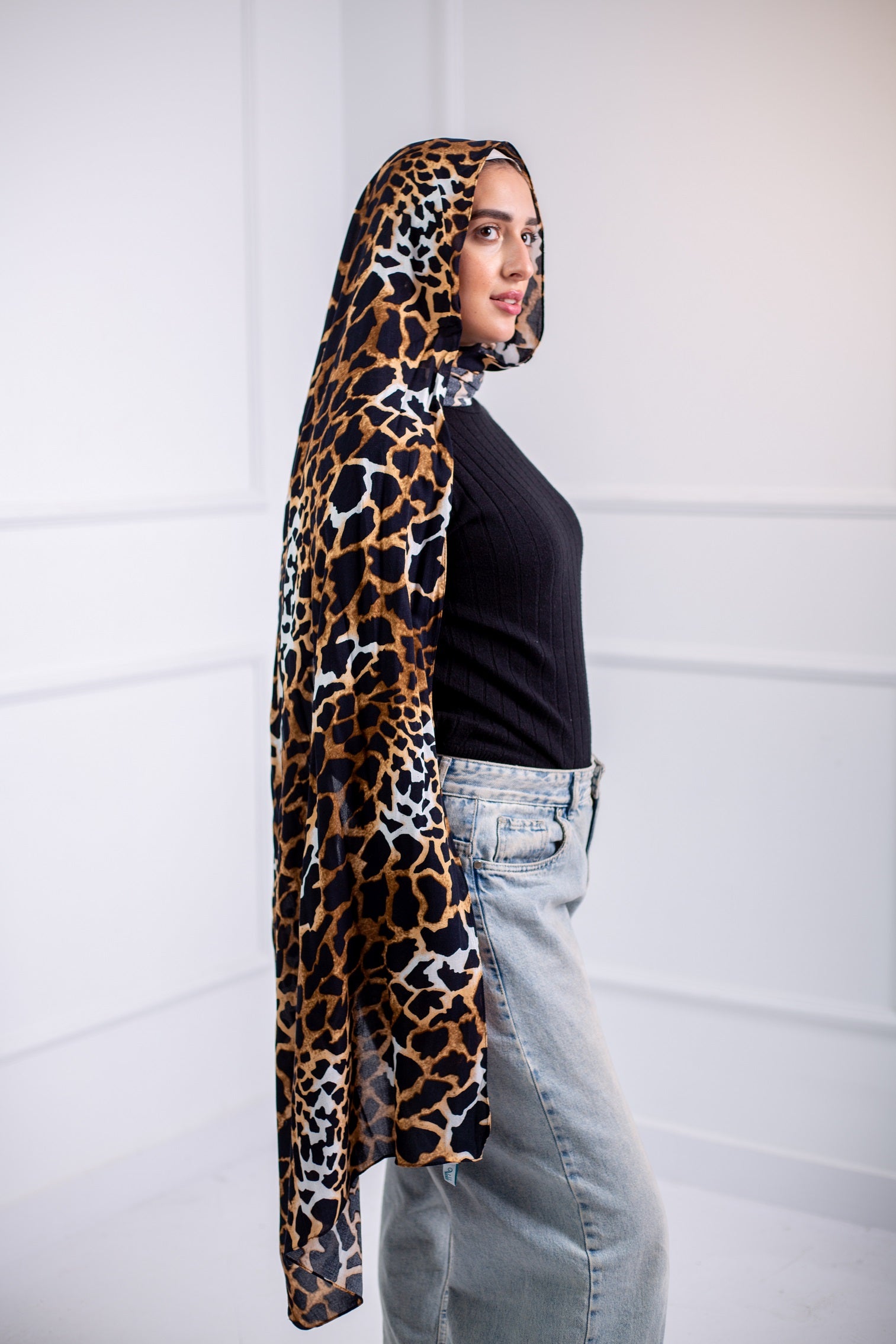 The Liney Cotton Modal Scarf is perfect for all your hangouts, featuring a sleek striped design for a effortlessly chic look2