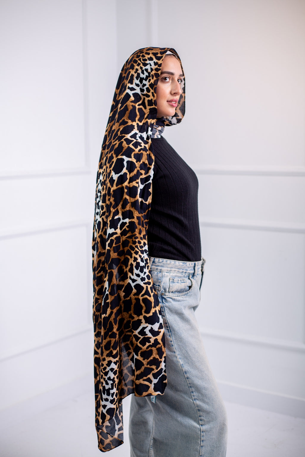 The Liney Cotton Modal Scarf is perfect for all your hangouts, featuring a sleek striped design for a effortlessly chic look2