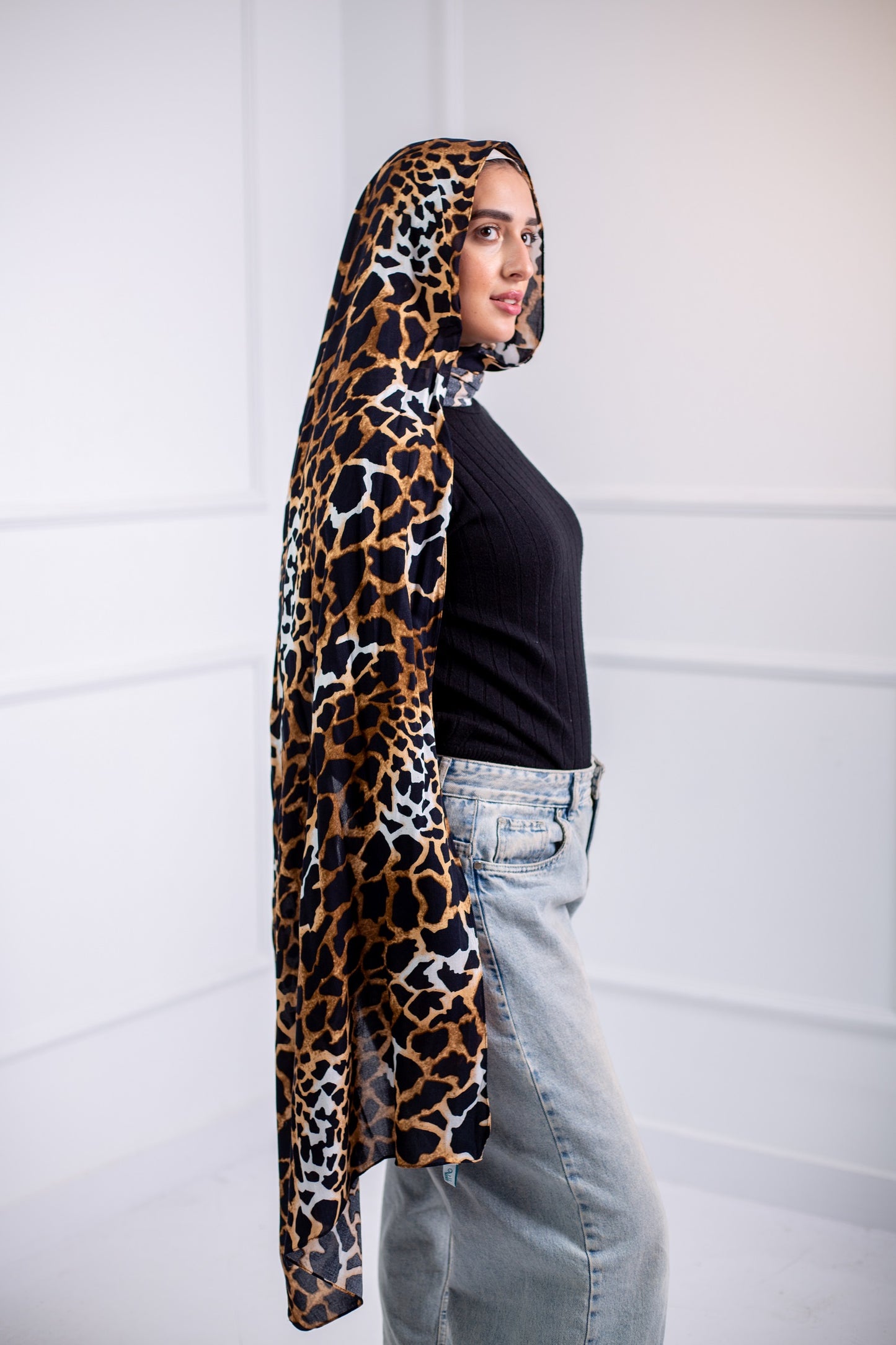 The Liney Cotton Modal Scarf is perfect for all your hangouts, featuring a sleek striped design for a effortlessly chic look2