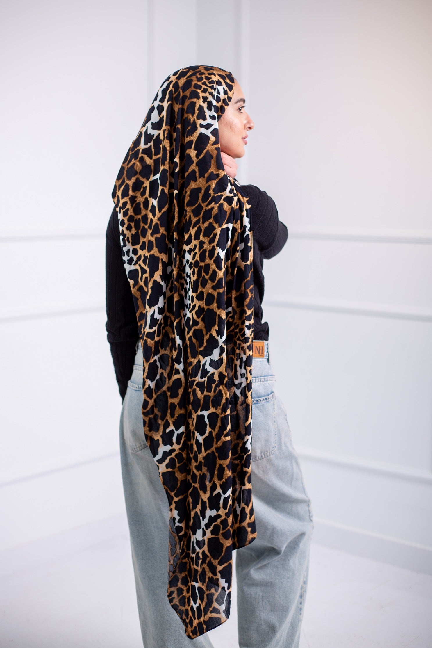 The Liney Cotton Modal Scarf is perfect for all your hangouts, featuring a sleek striped design for a effortlessly chic look3