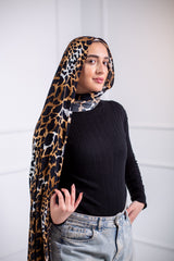The Liney Cotton Modal Scarf is perfect for all your hangouts, featuring a sleek striped design for a effortlessly chic look.