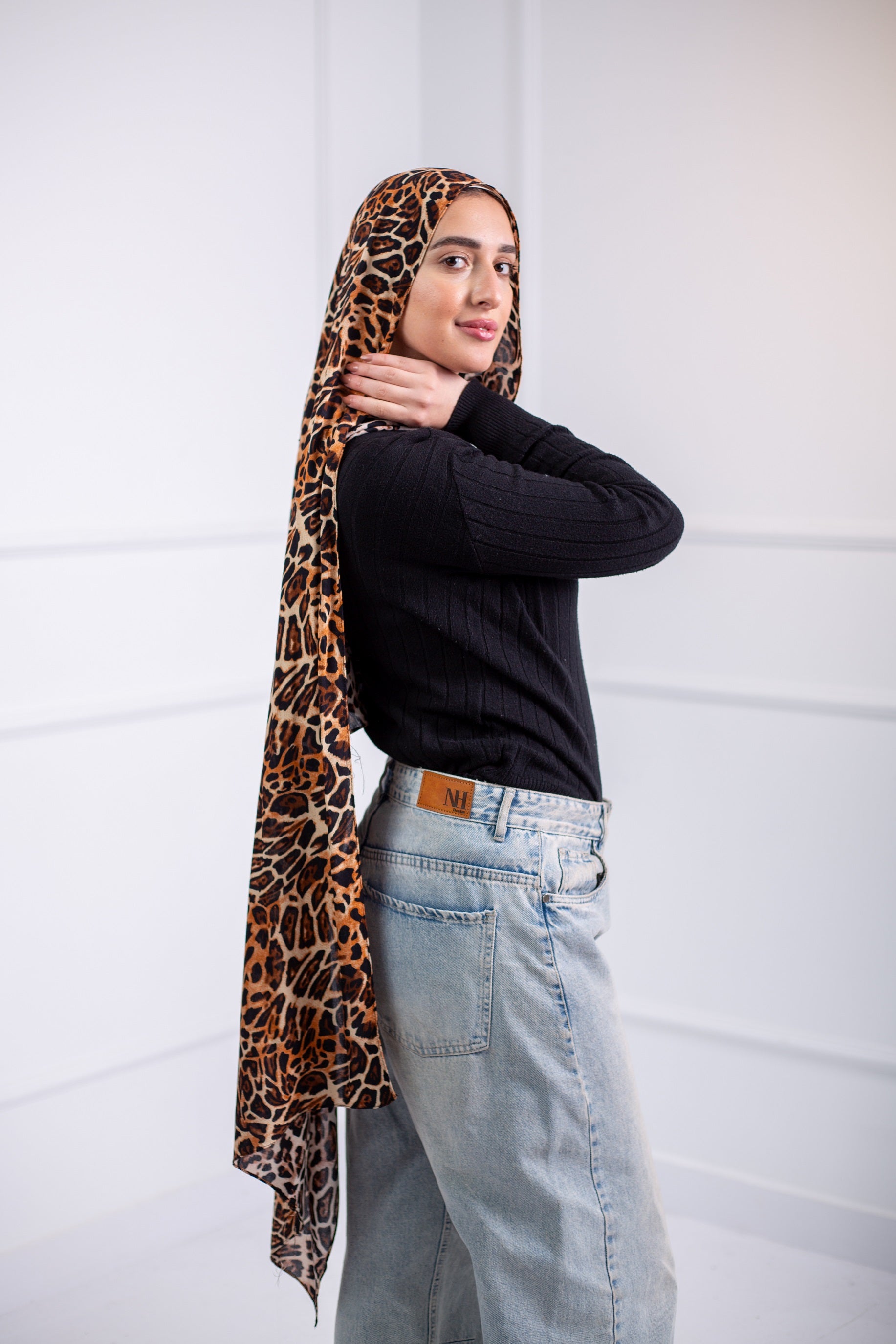 The Liney Cotton Modal Scarf is perfect for all your hangouts, featuring a sleek striped design for a effortlessly chic look. 2