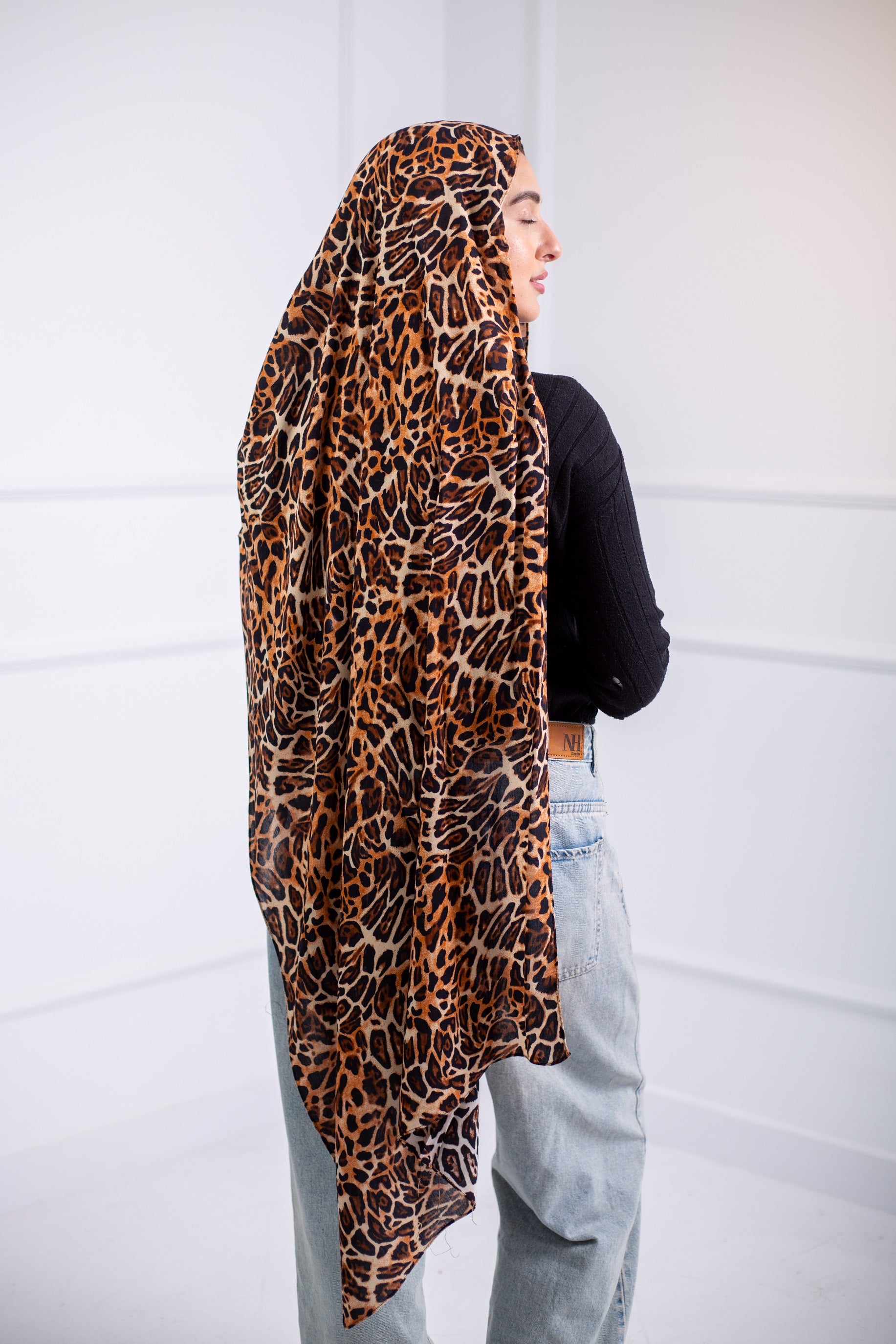 The Liney Cotton Modal Scarf is perfect for all your hangouts, featuring a sleek striped design for a effortlessly chic look 3