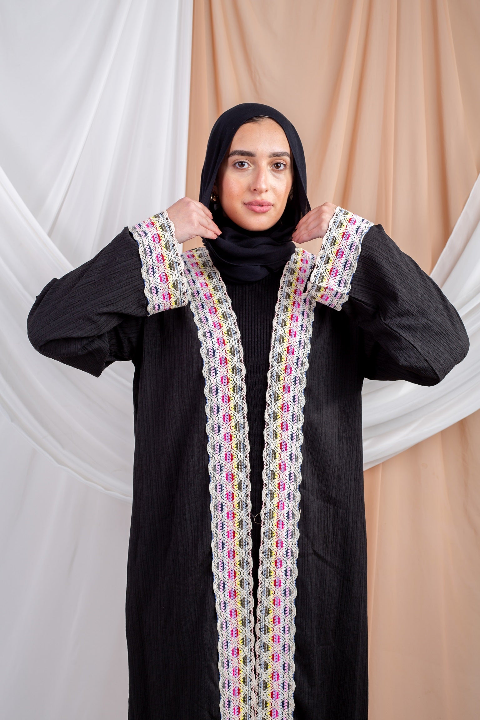 Marshmallow_Kaftan_Black is a dreamy blend of comfort and style, crafted from airy Fresca fabric for a lightweight feel and a cloud-like touch that mirrors its name.