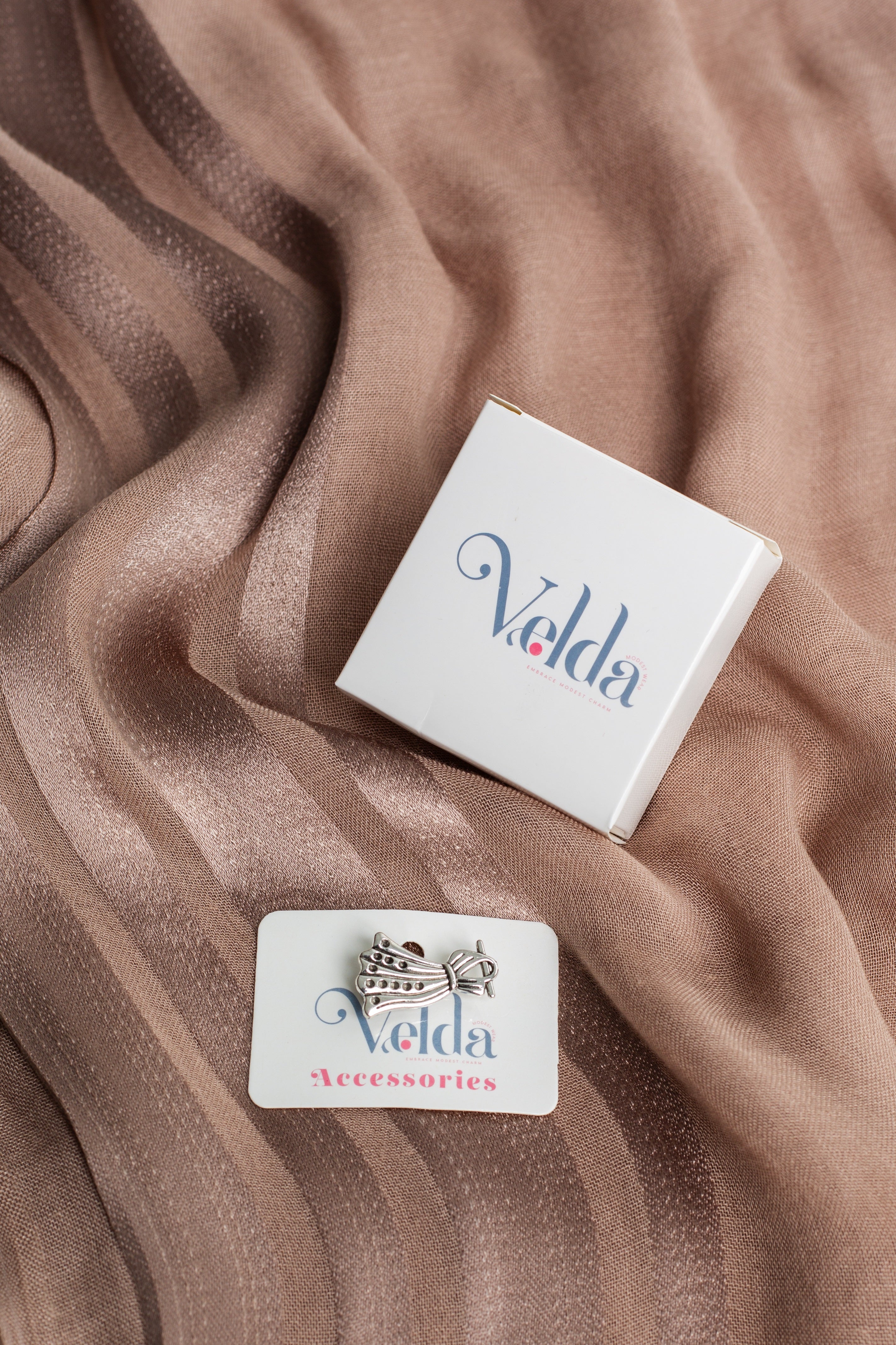 Shipy Pin Leave playful accessory for jackets and bags | Velda Store