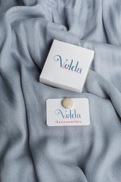 Simple magnetic pin in beige - neutral-toned magnetic accessory | Velda Store