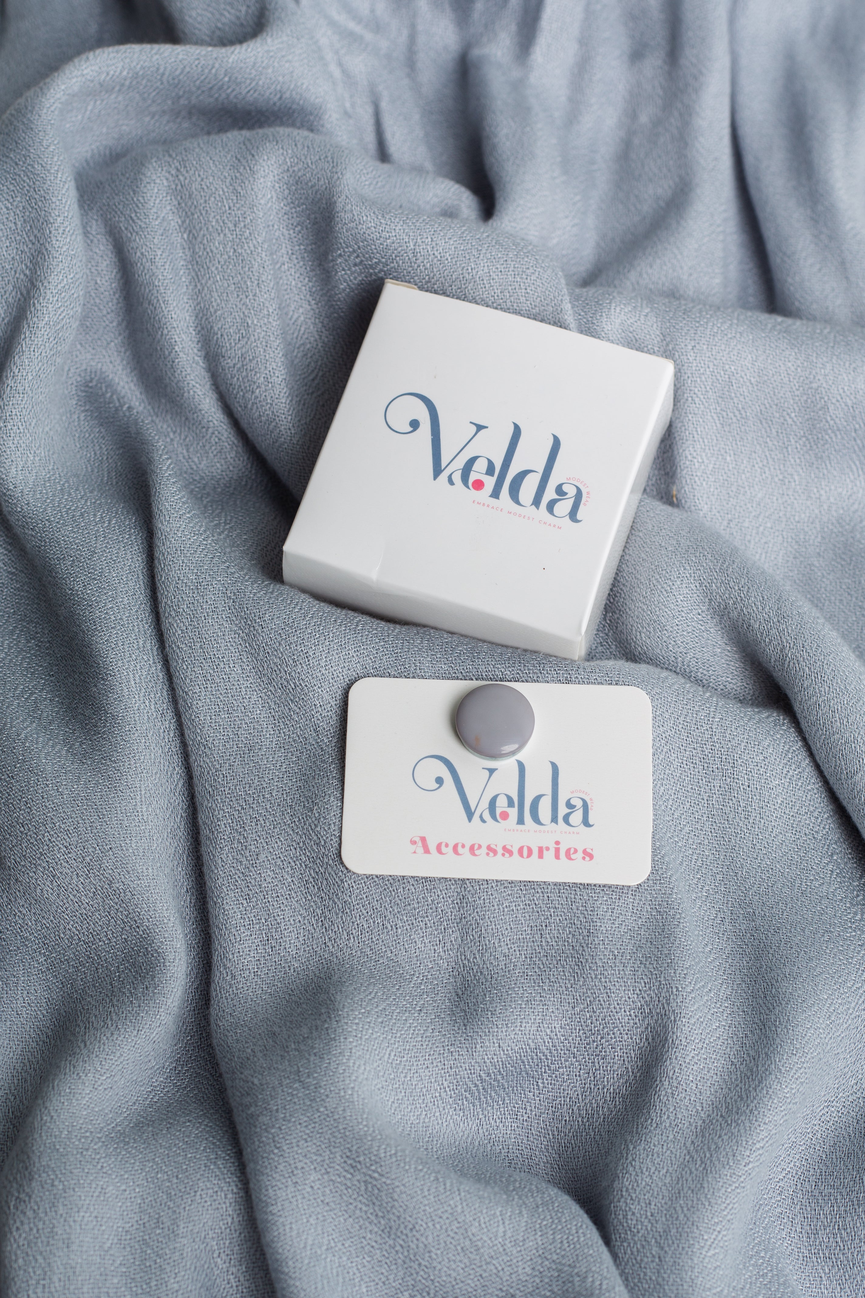 Simple magnetic pin in dark gray - sleek magnetic fabric clasp | Velda Store