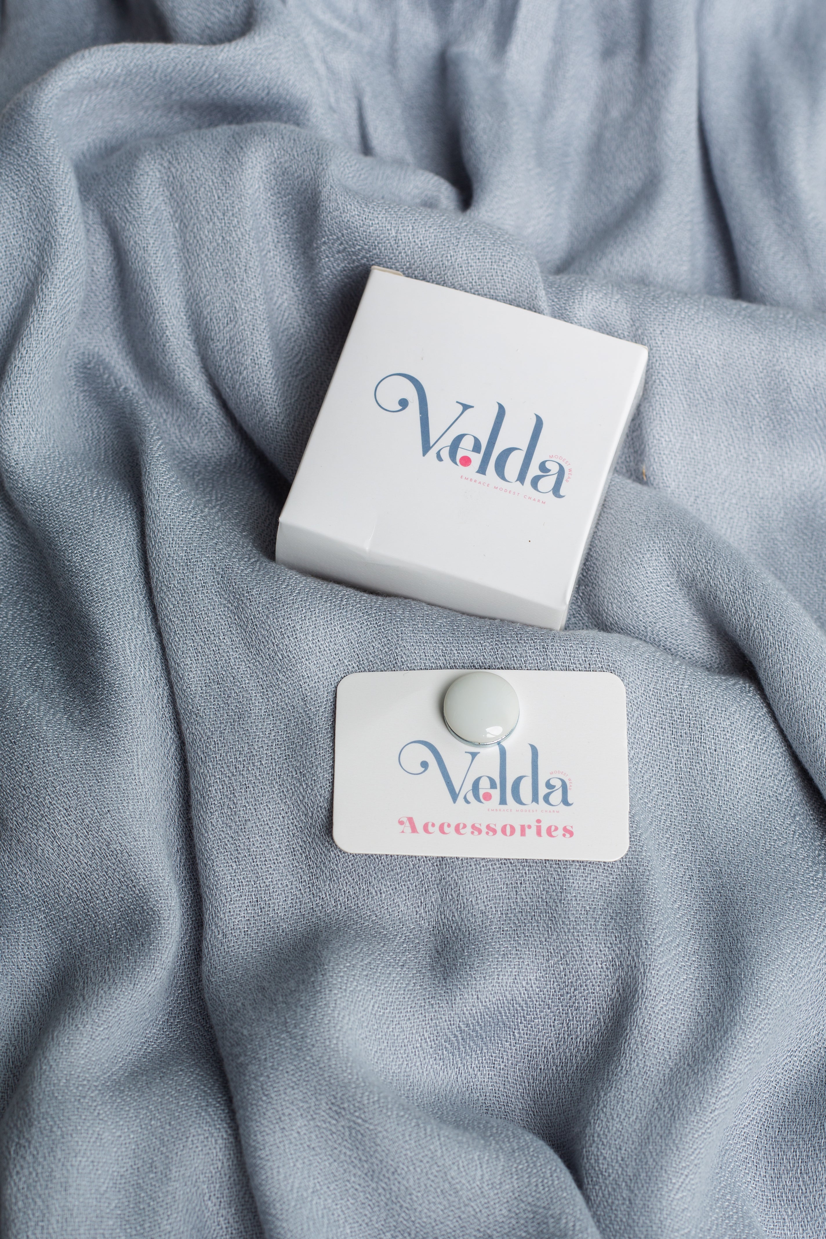 Simple magnetic pin in light gray - modern no-pin fastener | Velda Store