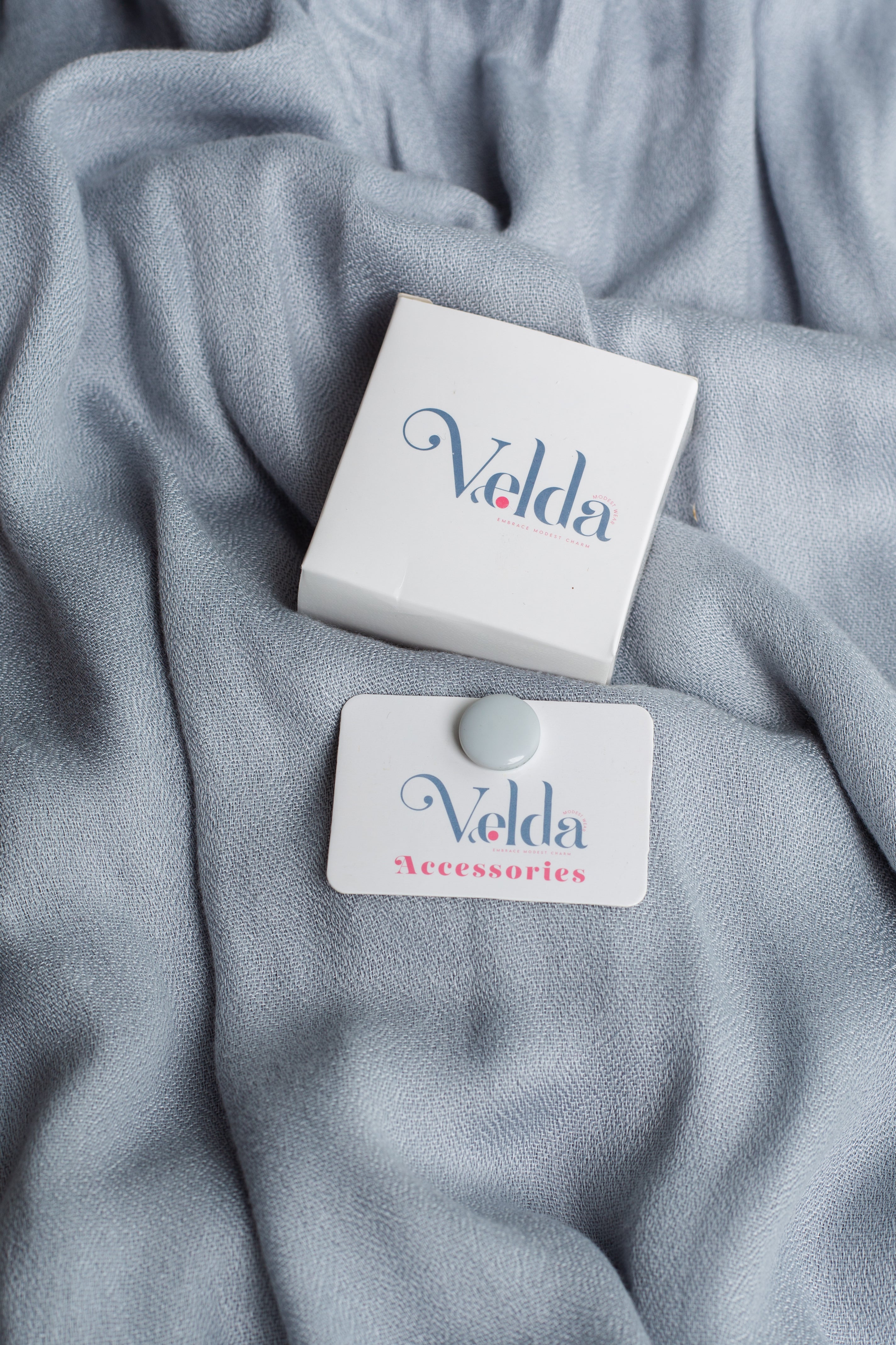 Simple magnetic pin in off-white - stylish no-damage pin alternative | Velda Store