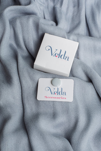 Simple magnetic pin in off-white - stylish no-damage pin alternative | Velda Store