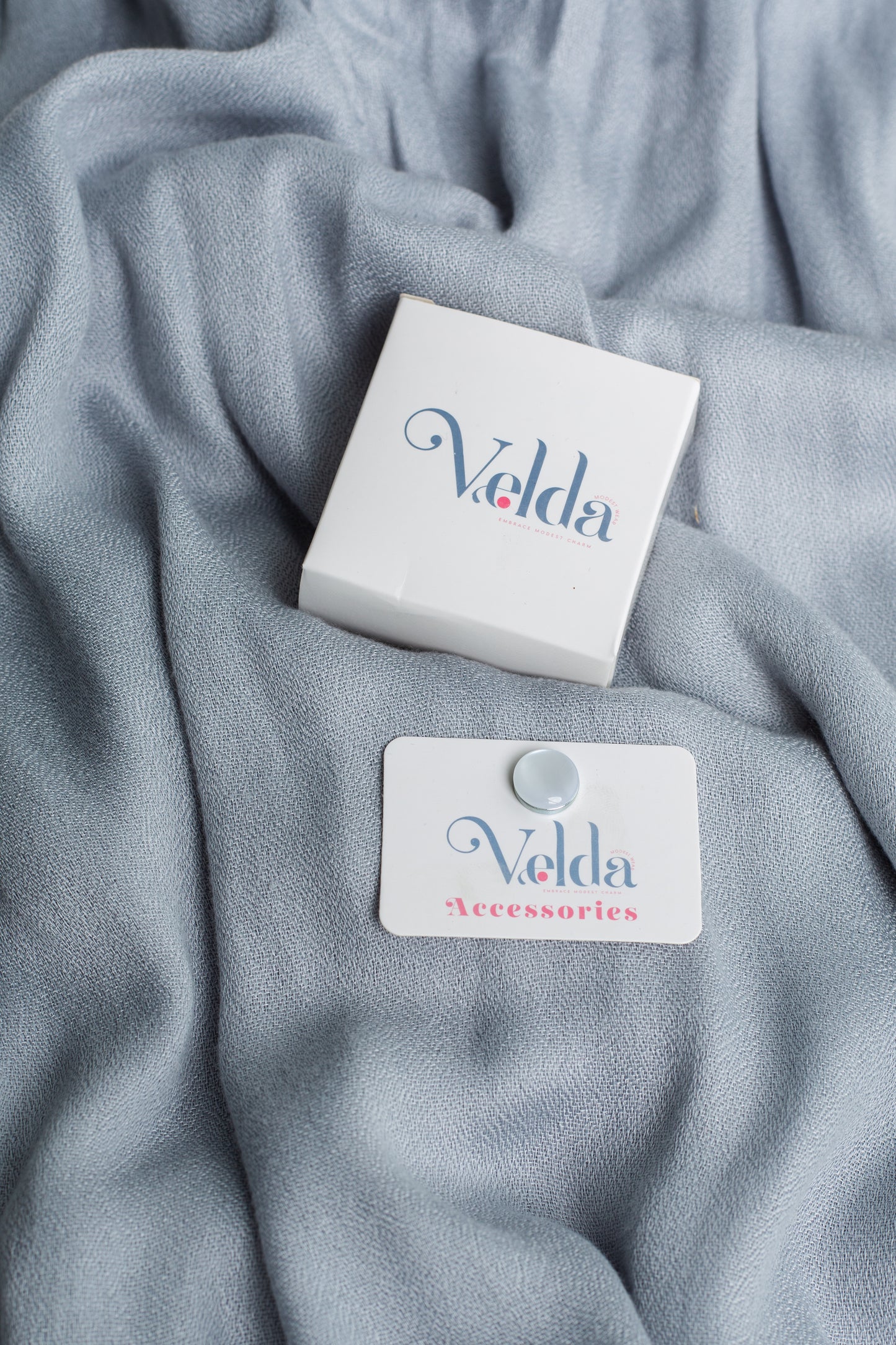 Simple magnetic pin in silver - shiny magnetic accessory for fabrics | Velda Store