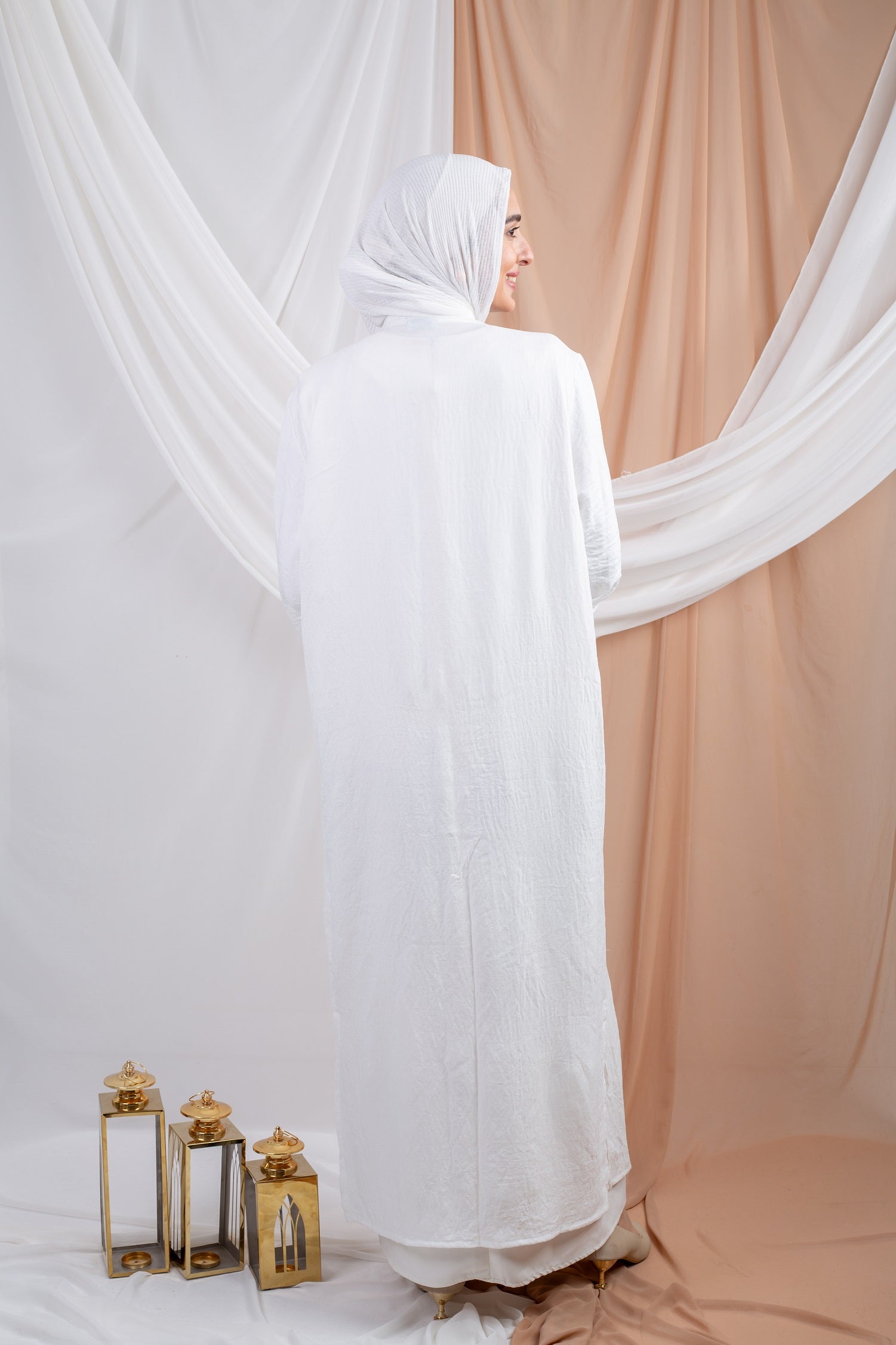 Siwa Kaftan is a timeless piece crafted from breathable linen fabric, offering both comfort and sophistication 4