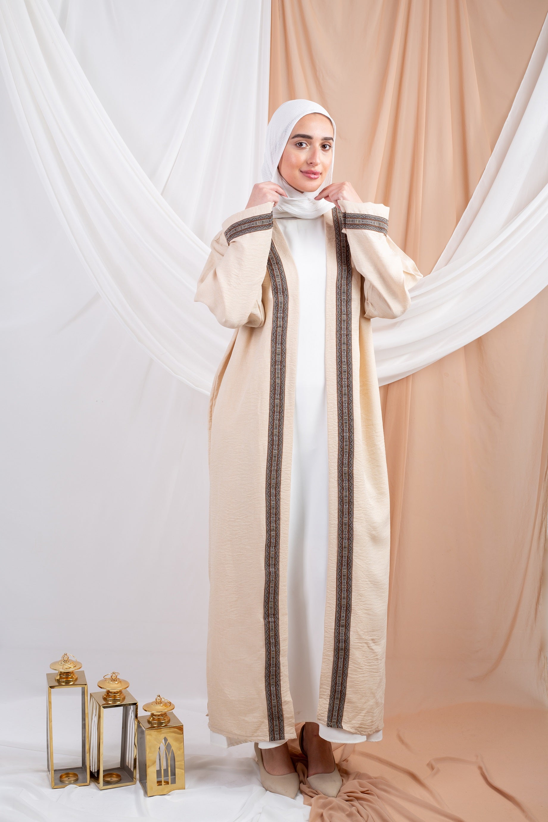 Siwa Kaftan Beige is a timeless piece crafted from breathable linen fabric, offering both comfort and sophistication.