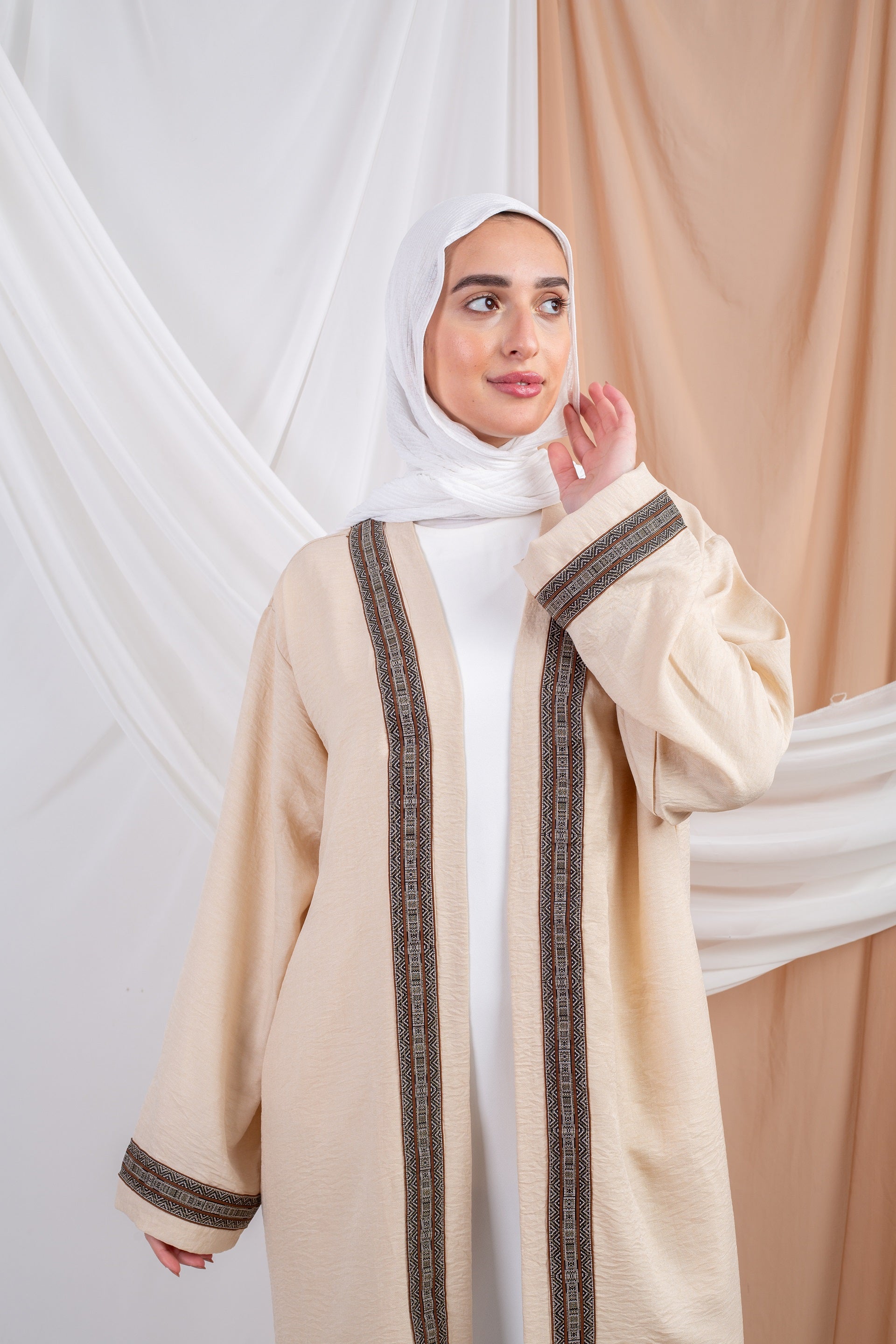 Siwa Kaftan Beige 2 is a timeless piece crafted from breathable linen fabric, offering both comfort and sophistication.