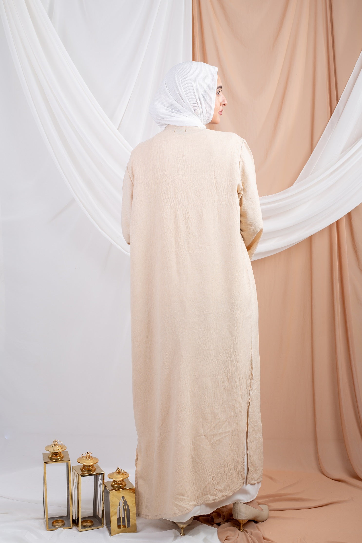 Siwa Kaftan Beige 3 is a timeless piece crafted from breathable linen fabric, offering both comfort and sophistication.