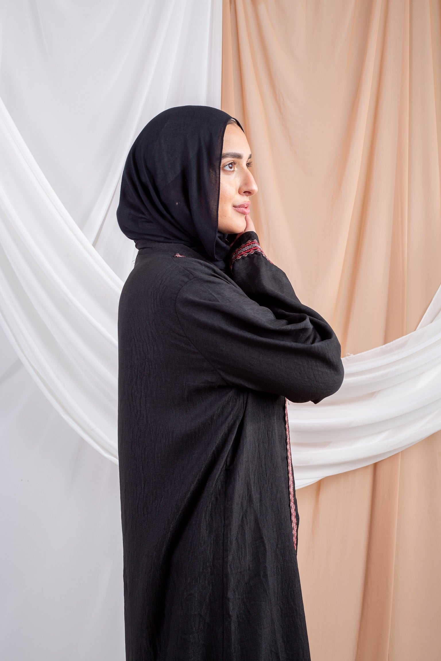 Siwa Kaftan Black 2 is a timeless piece crafted from breathable linen fabric, offering both comfort and sophistication.