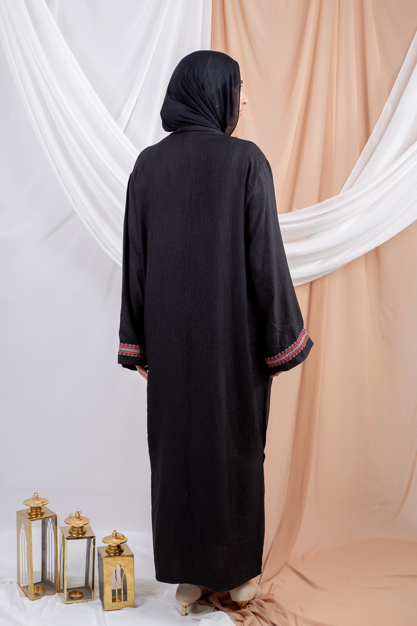 Siwa Kaftan Black 3 is a timeless piece crafted from breathable linen fabric, offering both comfort and sophistication.