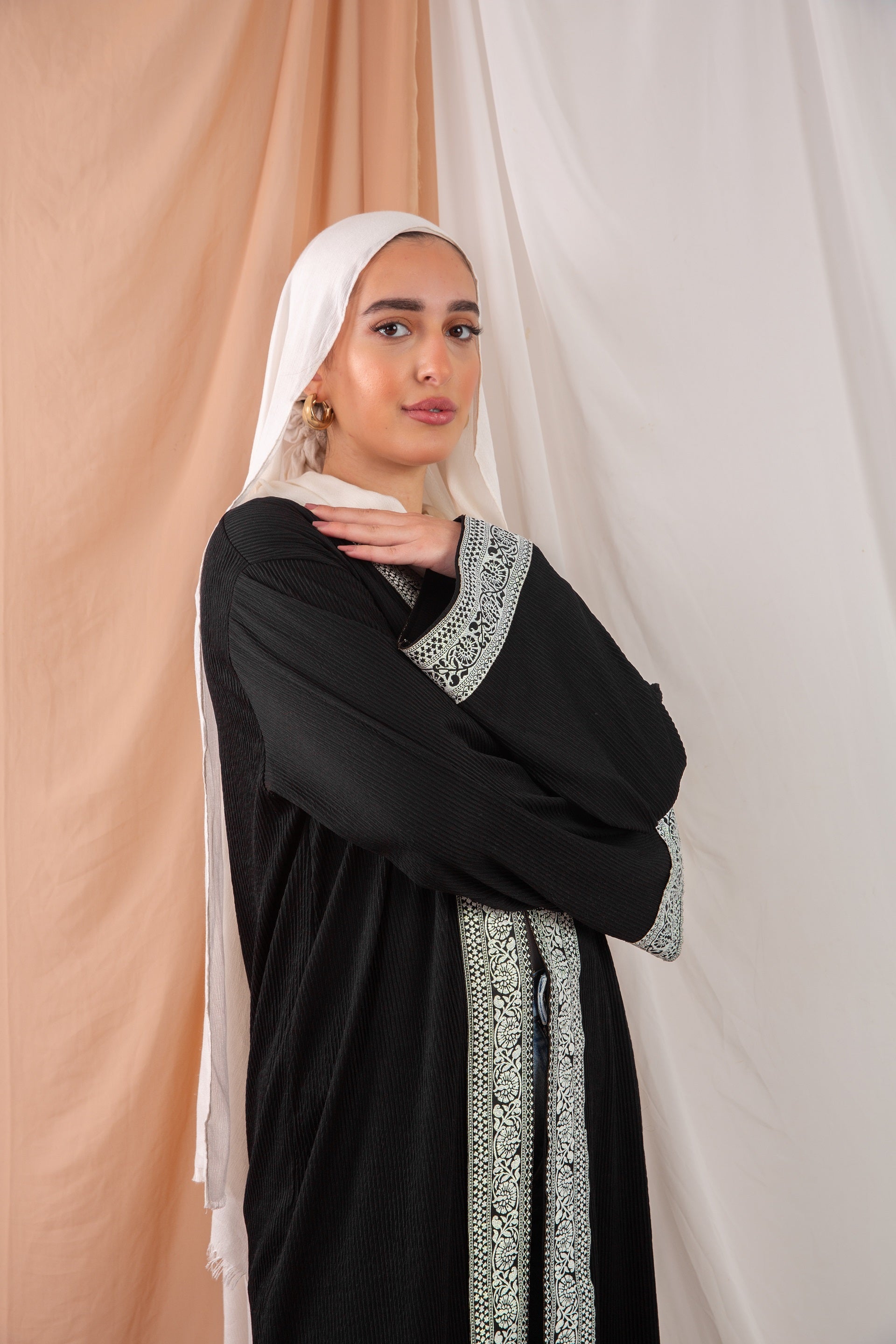 Zekra_Kaftan_Black 4 crafted from crinkle rib-knitted fabric, offers a blend of texture and elegance for a timeless look