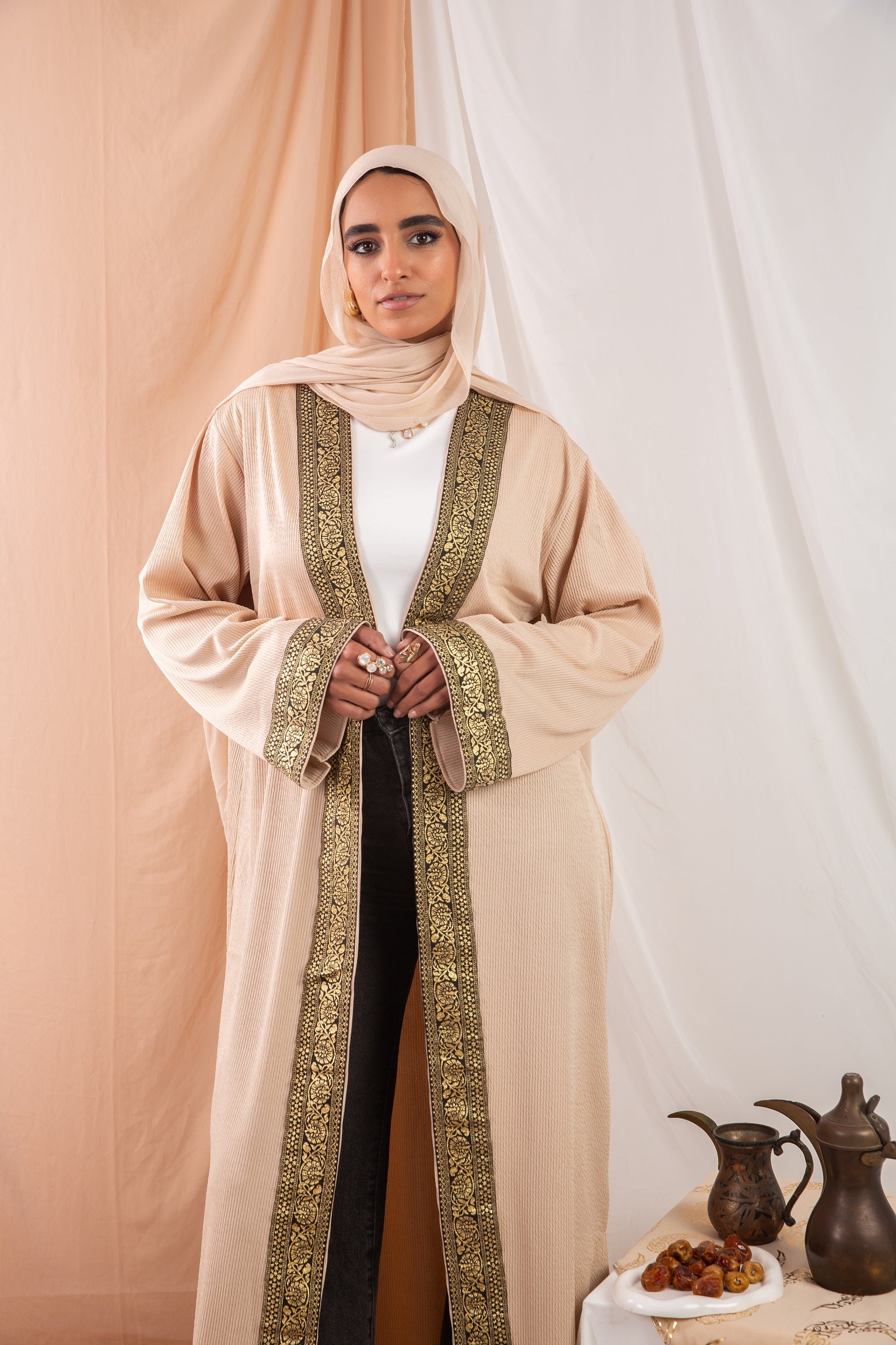  Zekra_Kaftan Dark Beige2 crafted from crinkle rib-knitted fabric, offers a blend of texture and elegance for a timeless look