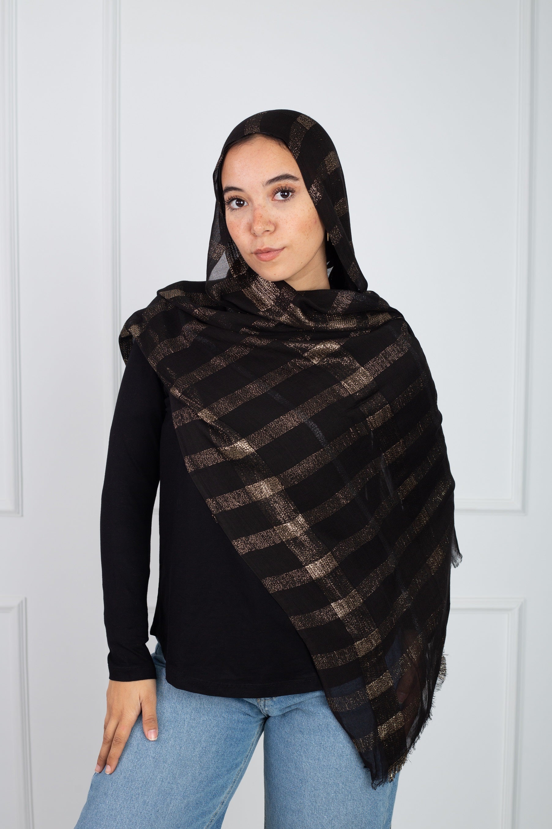 Glittery lined gold scarf with elegant shimmer detail

