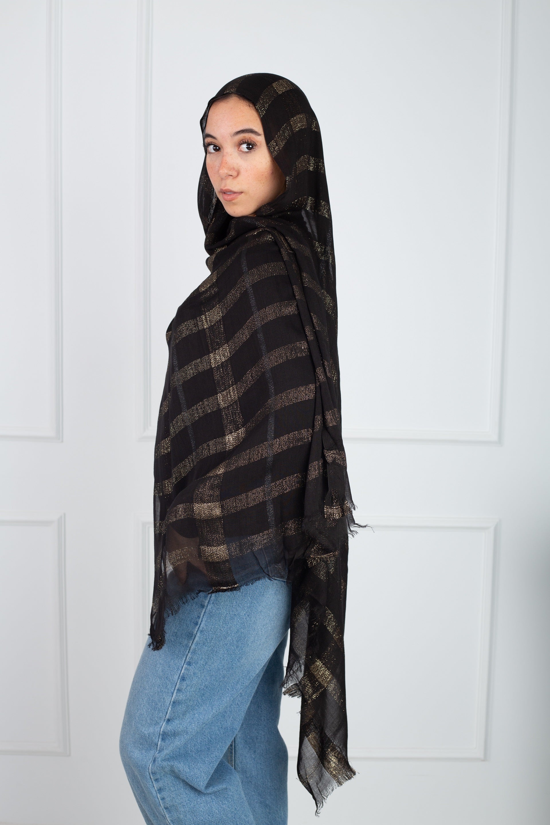 Glittery lined gold scarf with elegant shimmer detail