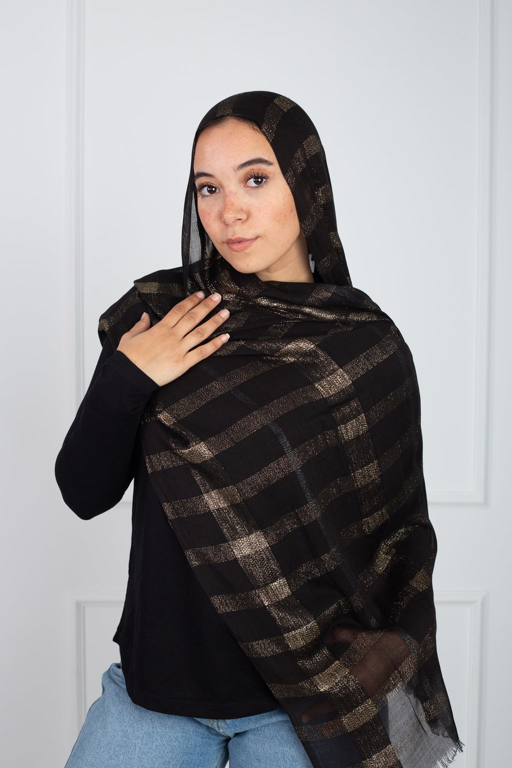 Glittery lined gold scarf with elegant shimmer detail