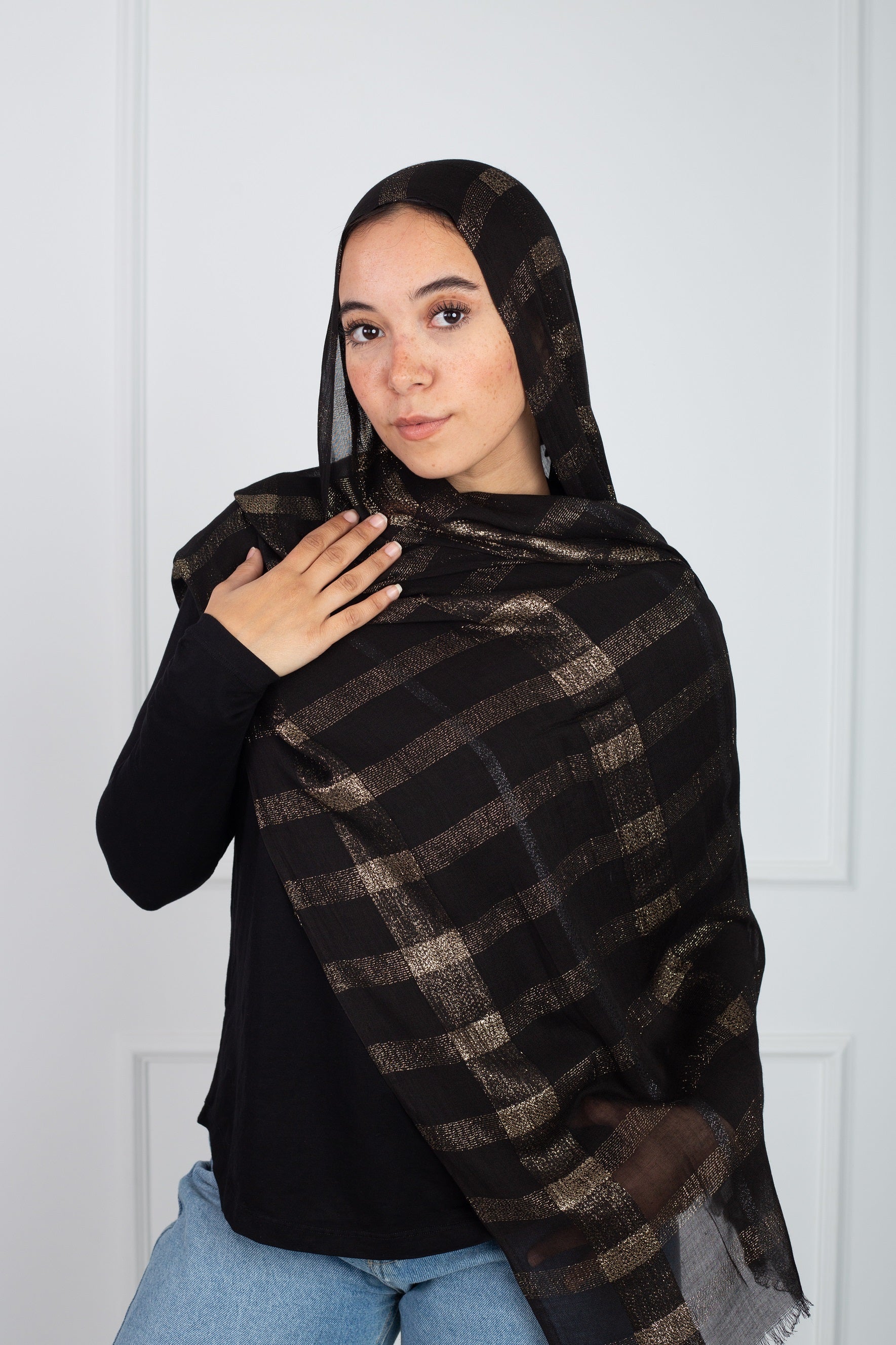 Glittery lined gold scarf with elegant shimmer detail