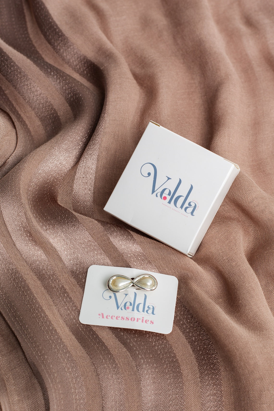 Shipy Pin White playful accessory for jackets and bags | Velda Store
