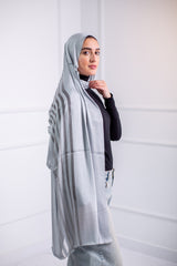 Silky Silver long hijab with line design, worn with casual jeans and a black top – back view1