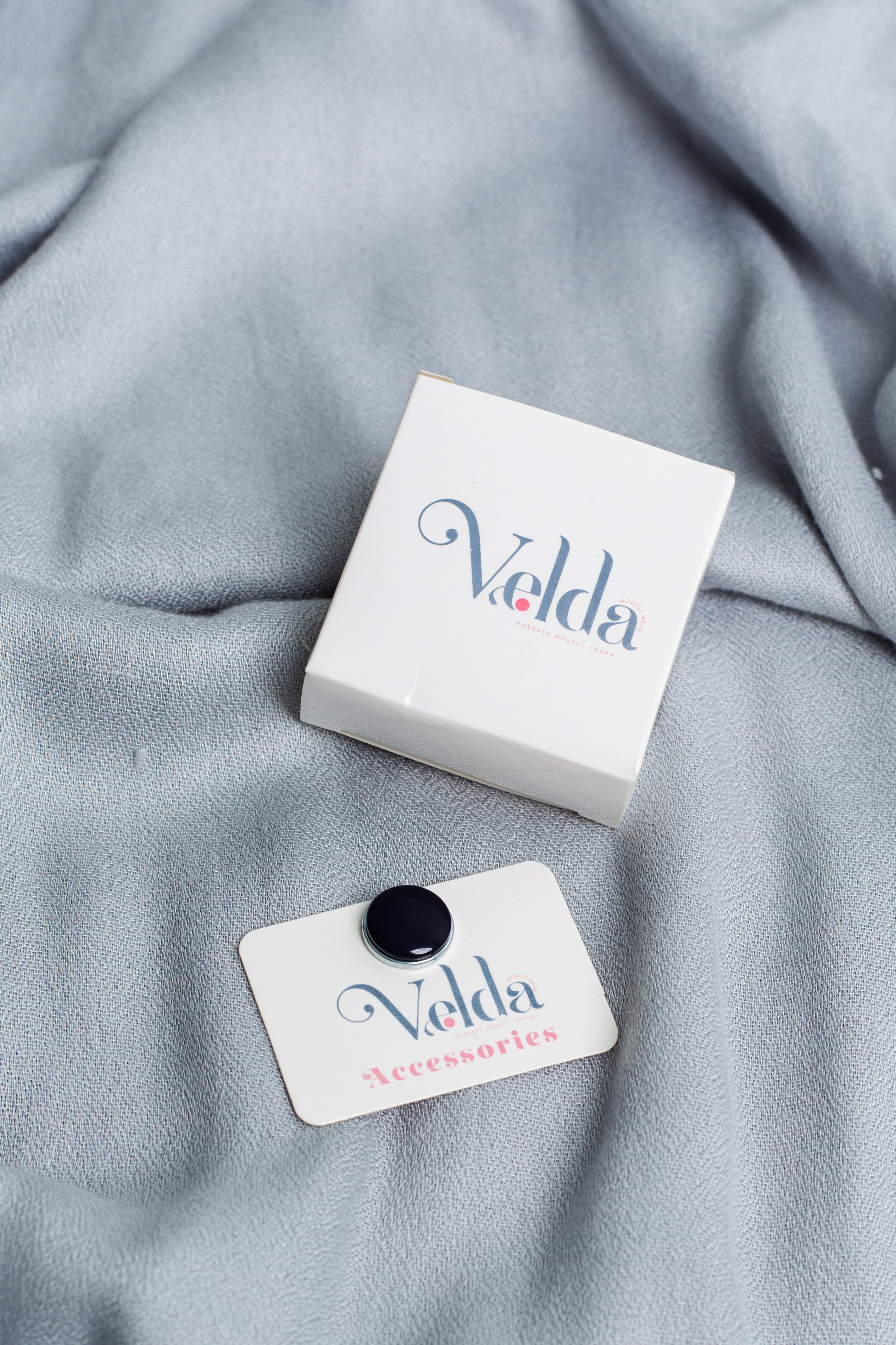 Simple magnetic pin in black - secure no-pin fabric clasp | Velda Store