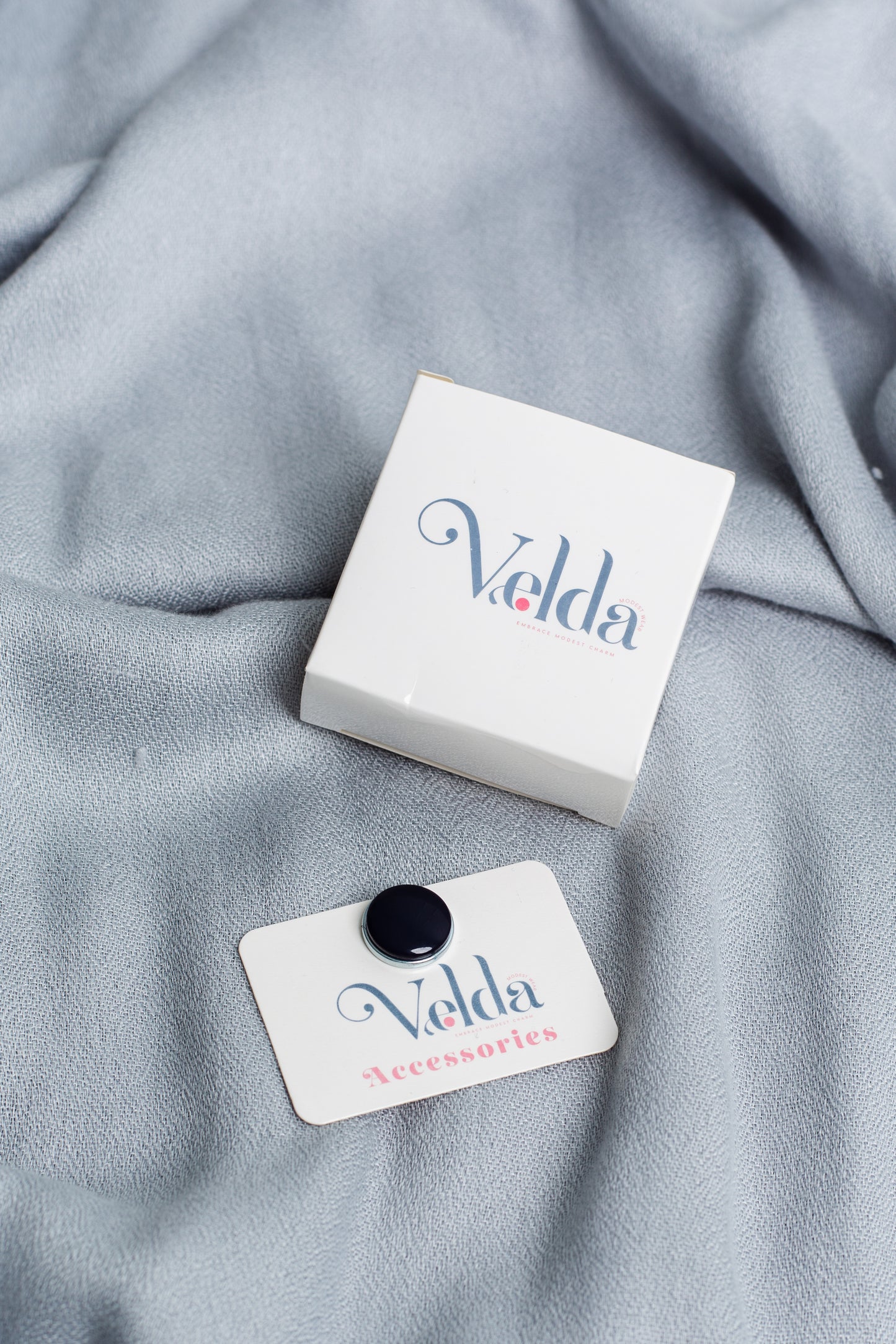 Simple magnetic pin in black - secure no-pin fabric clasp | Velda Store