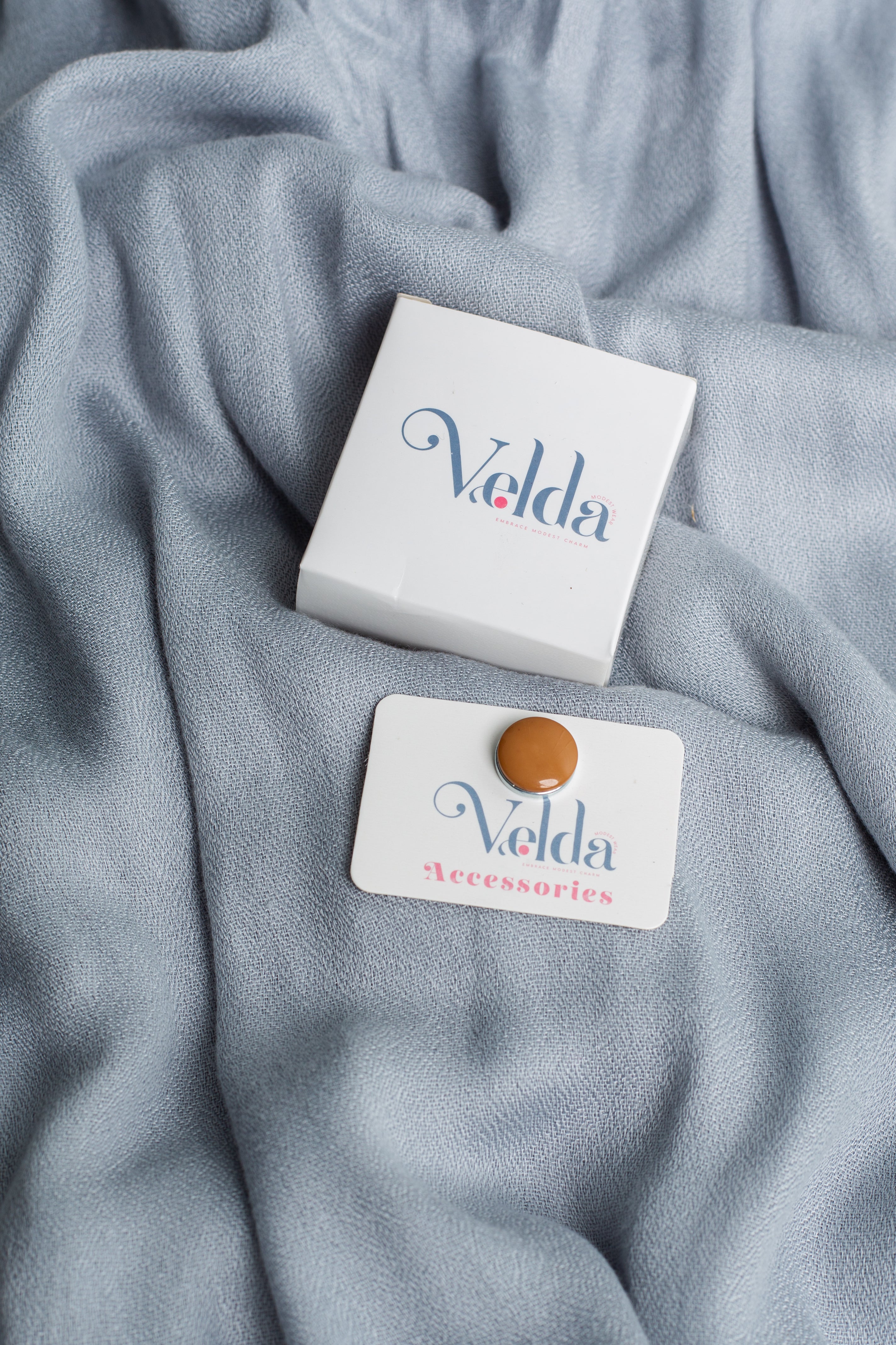 Simple magnetic pin in camel - elegant magnetic fabric fastener | Velda Store