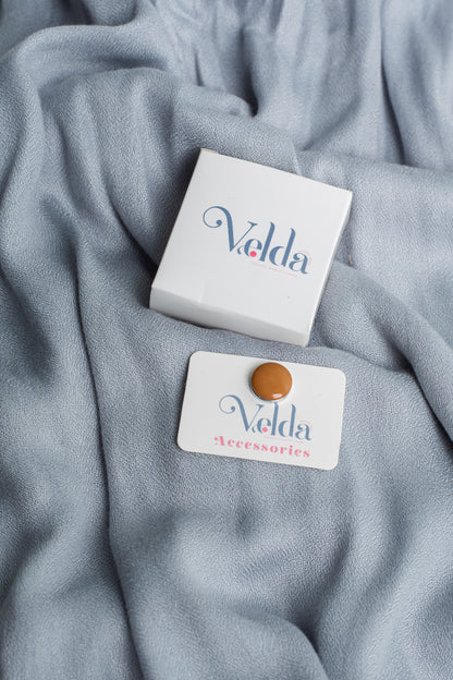 Simple magnetic pin in camel - elegant magnetic fabric fastener | Velda Store