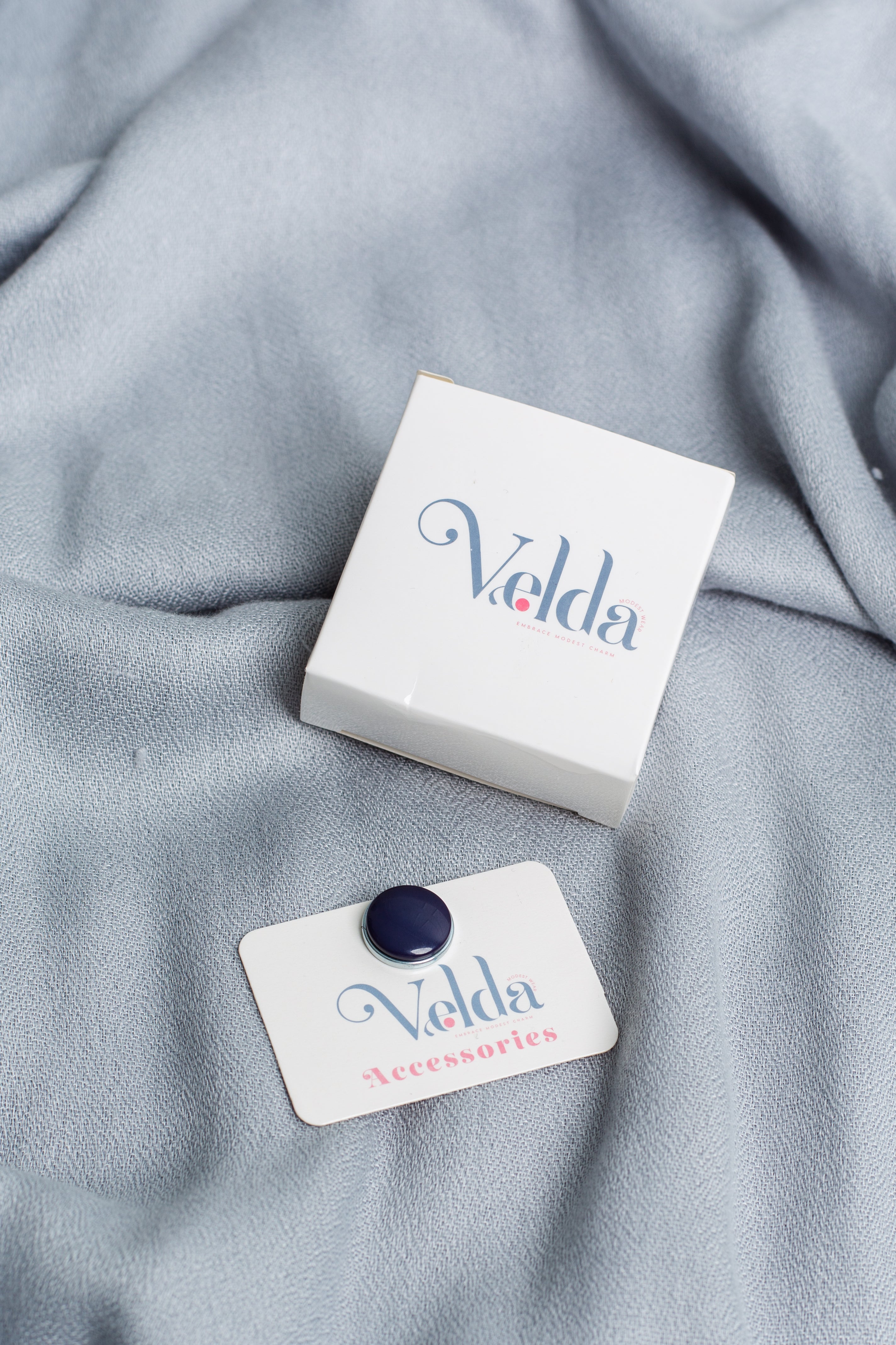 Simple magnetic pin in Navy - shiny magnetic accessory for fabrics | Velda Store