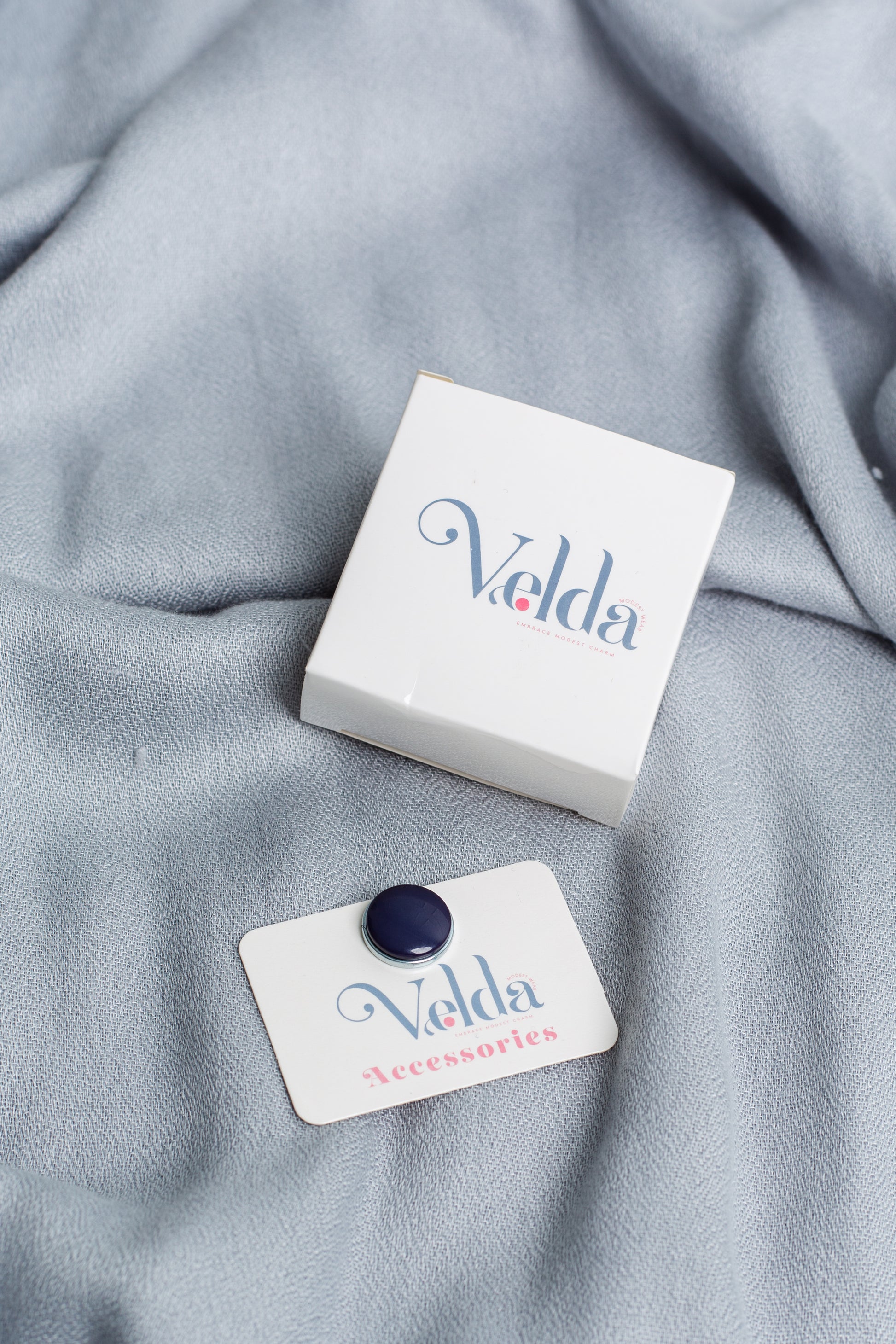 Simple magnetic pin in Navy - shiny magnetic accessory for fabrics | Velda Store