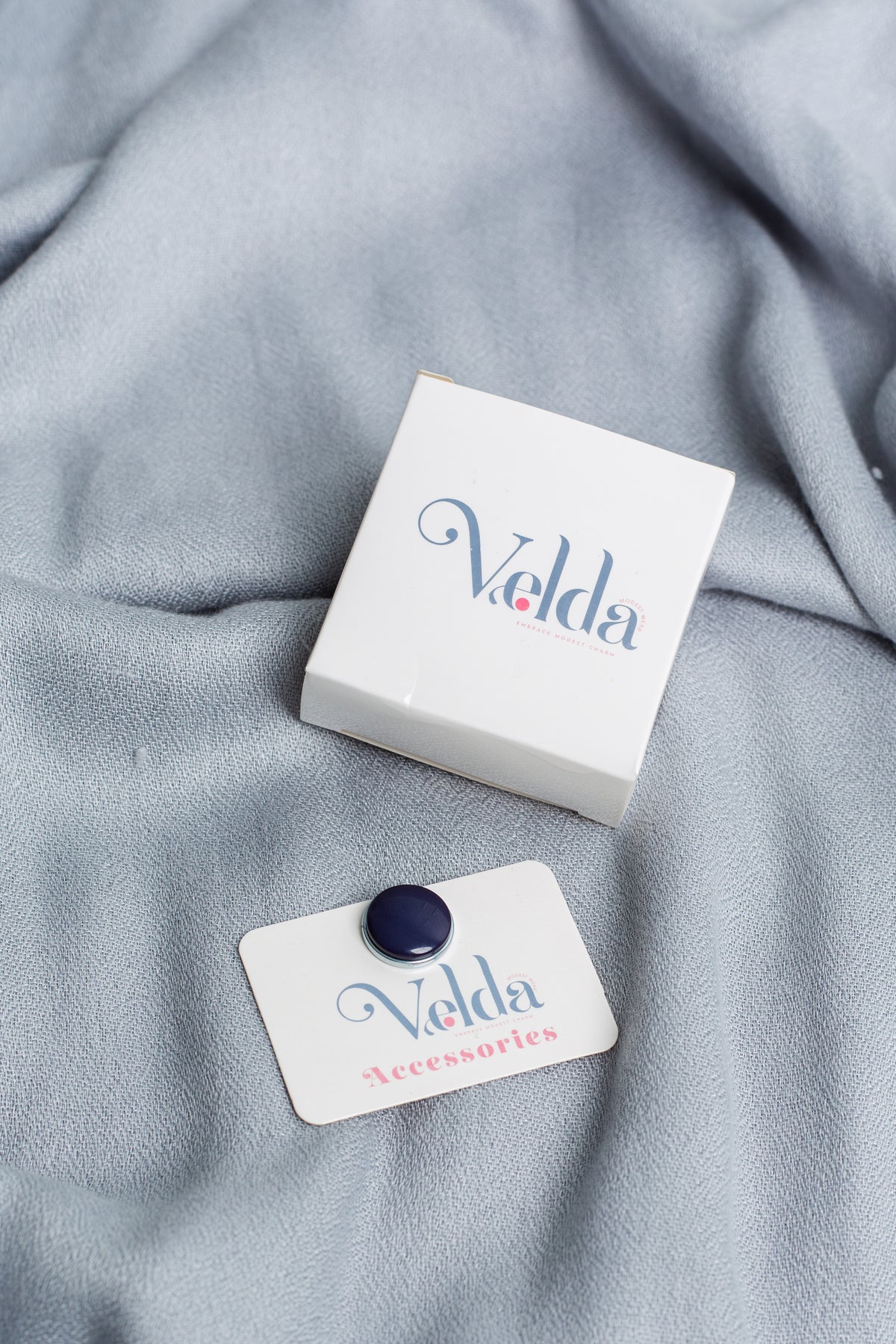 Simple magnetic pin in Navy - shiny magnetic accessory for fabrics | Velda Store