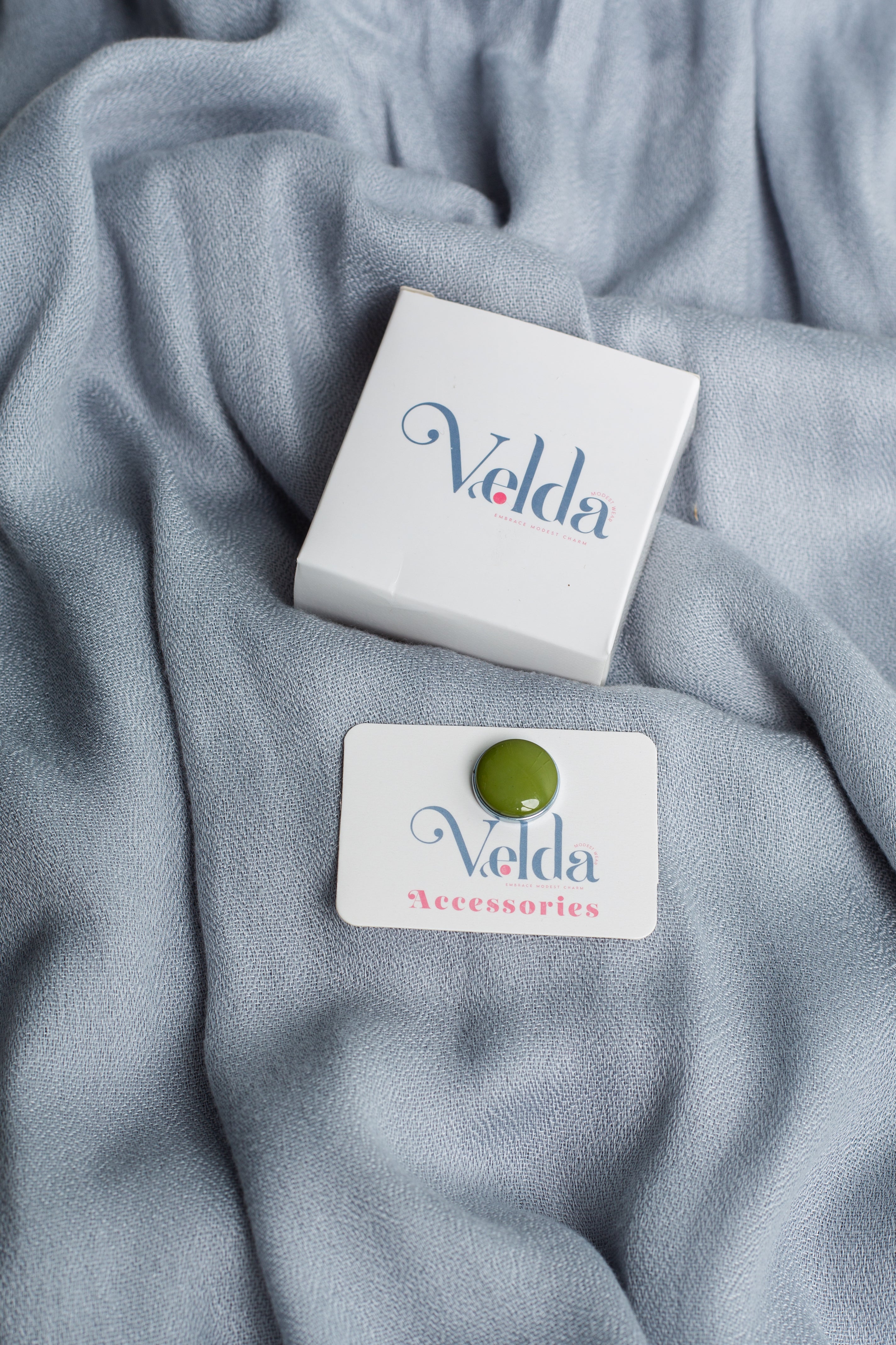 Simple magnetic pin in olive - practical no-pin solution for outfits | Velda Store